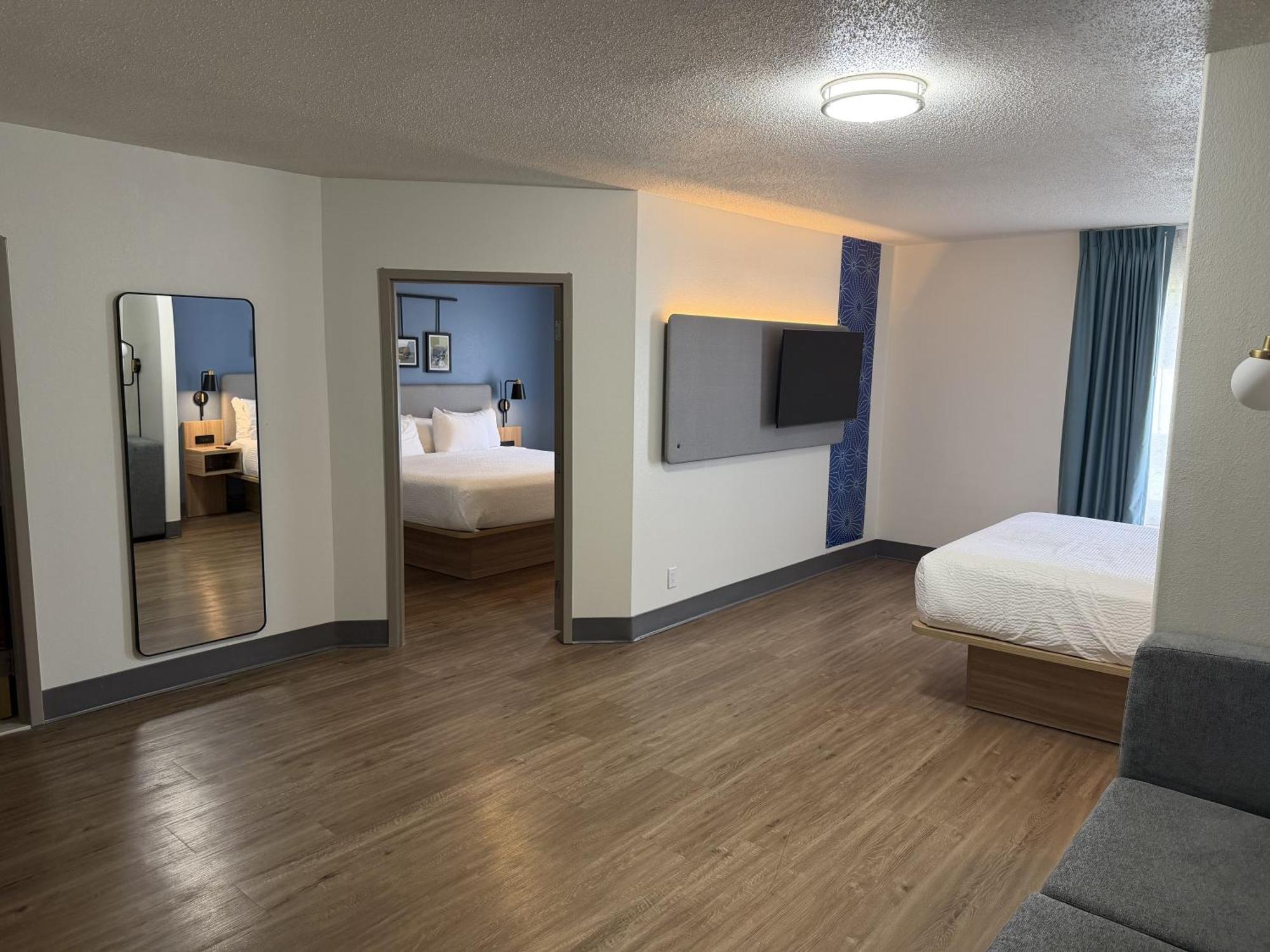 Suite One King Bed One Queen Bed Nonsmoking,1770929186:JPEG