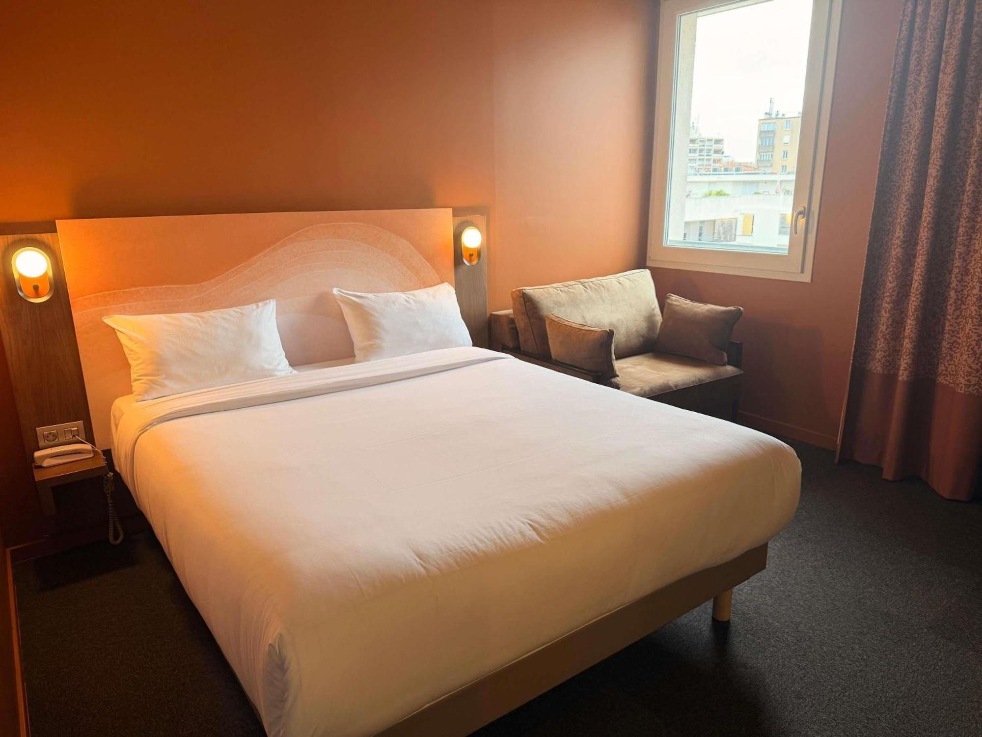 Comfort Room Double Bed Single Sofa Bed