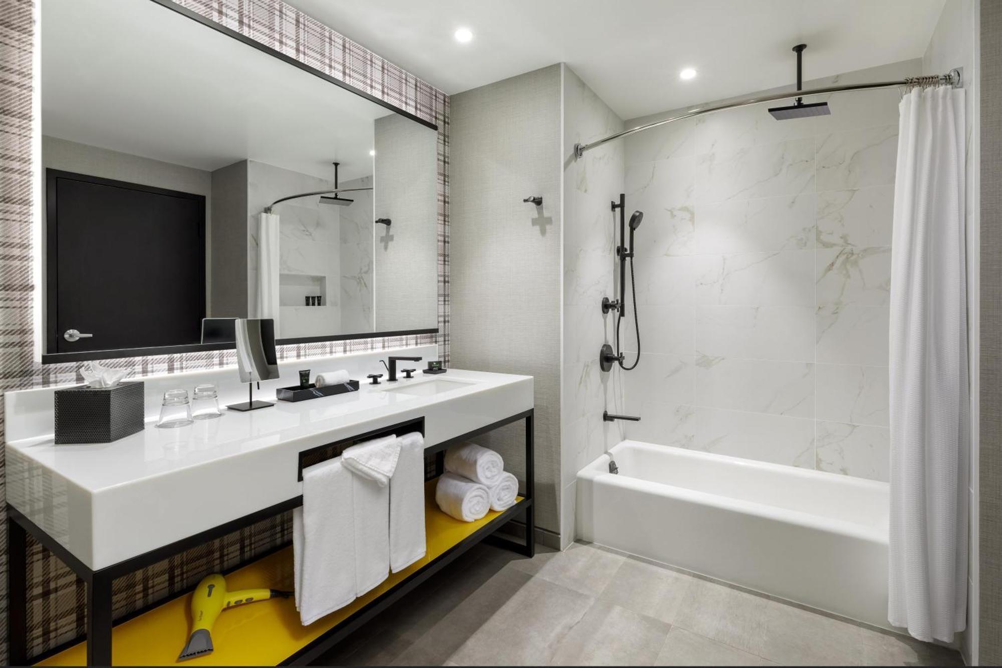One-Bedroom Queen Suite