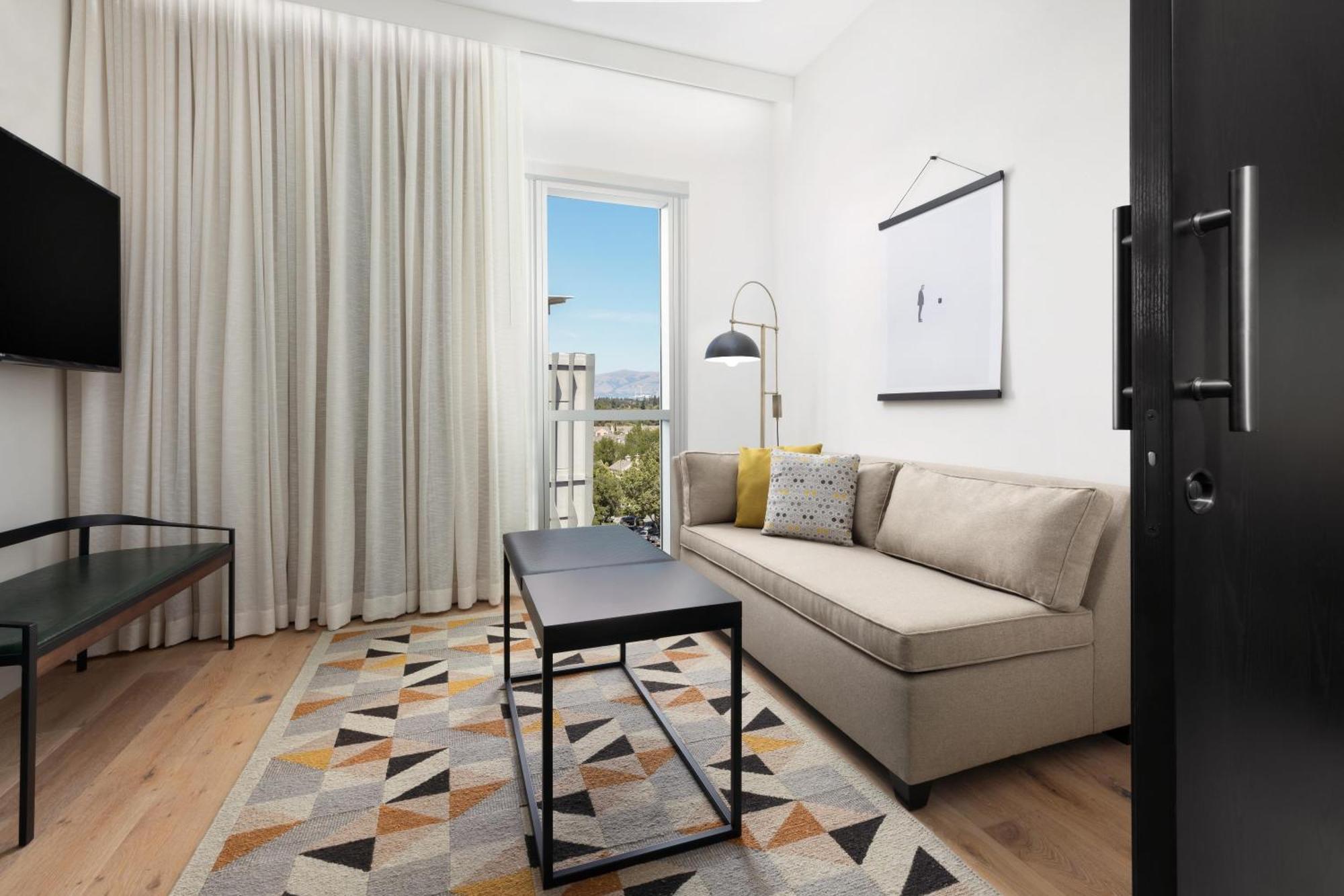 One-Bedroom Queen Suite