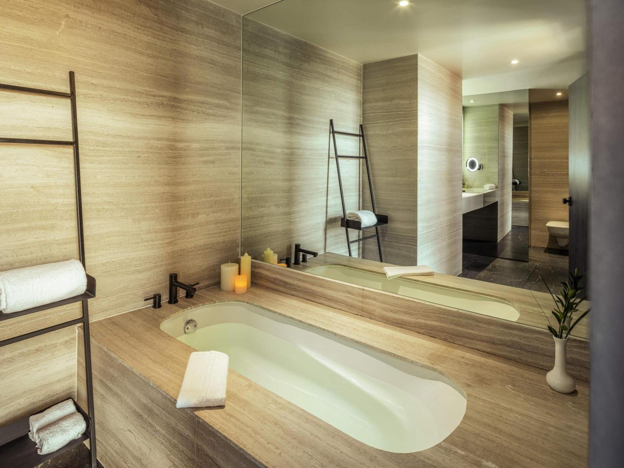 Deluxe Suite Spa Bath
