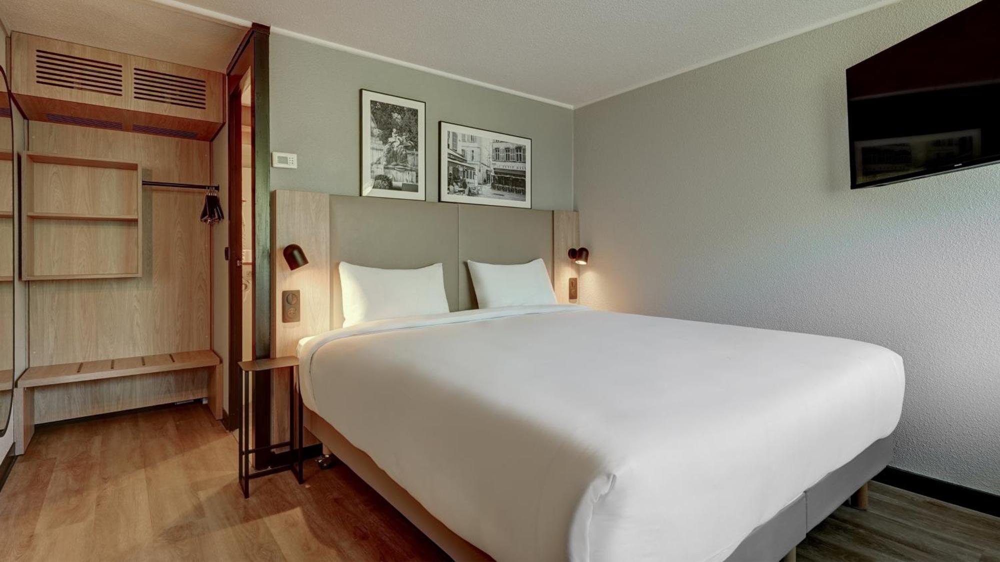 Standard Room 1 Queen Bed
