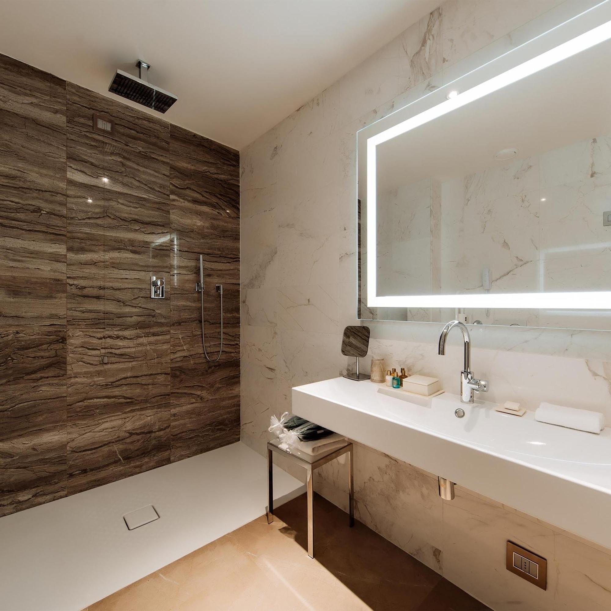 Deluxe King Room Mobility Accessible