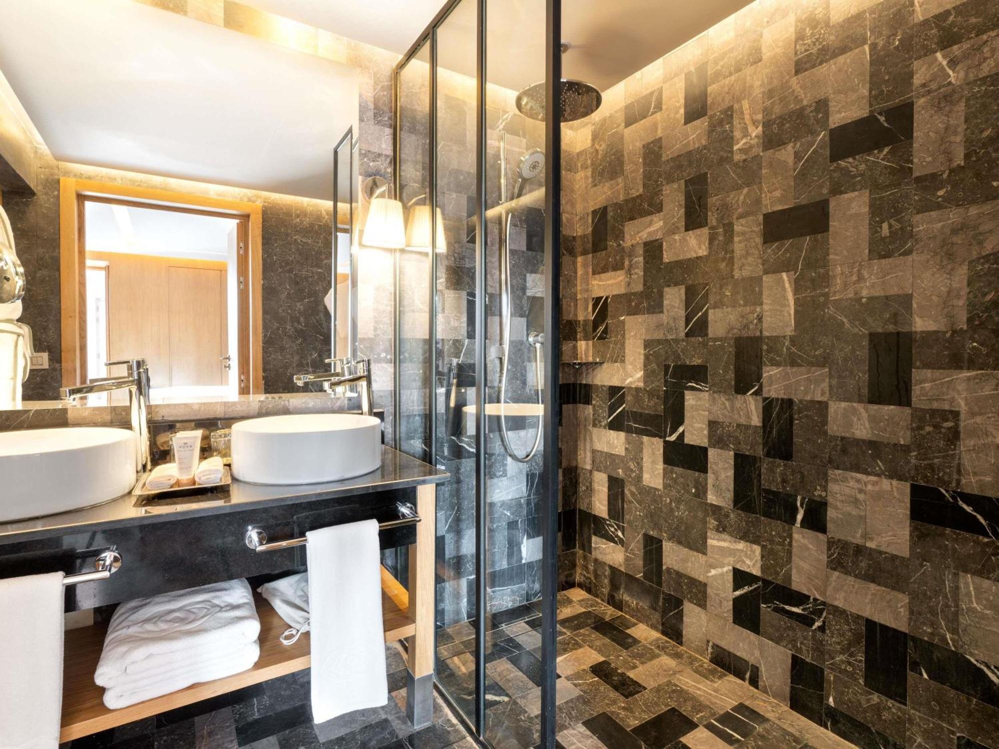 Contemporary Junior King Suite Balcony