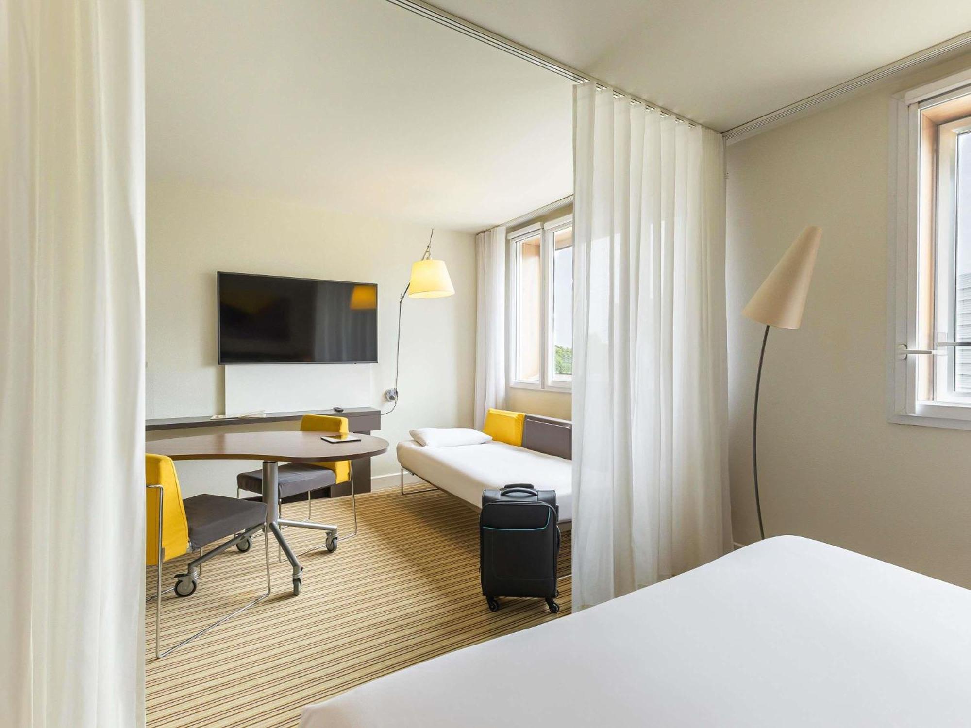 Queen-Size Bed Suite Single Bed