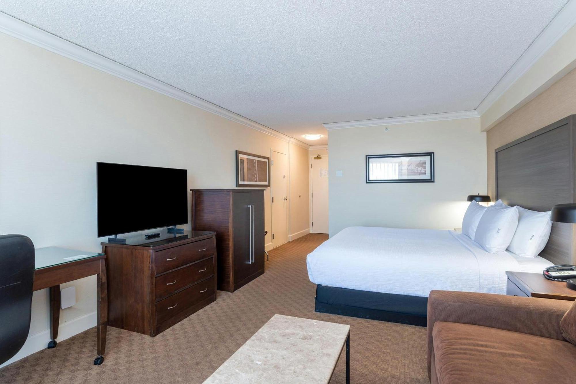 Standard Room 1 King Bed Sofa Bed Columbia Tower
