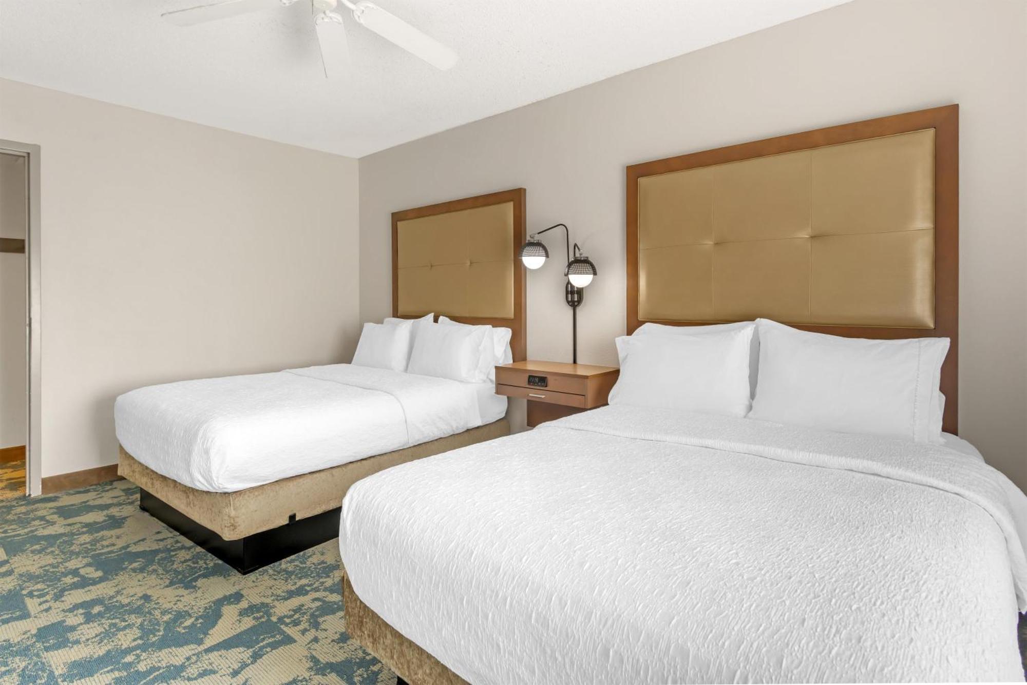 One-Bedroom Queen Suite with Balcony and Kitchen