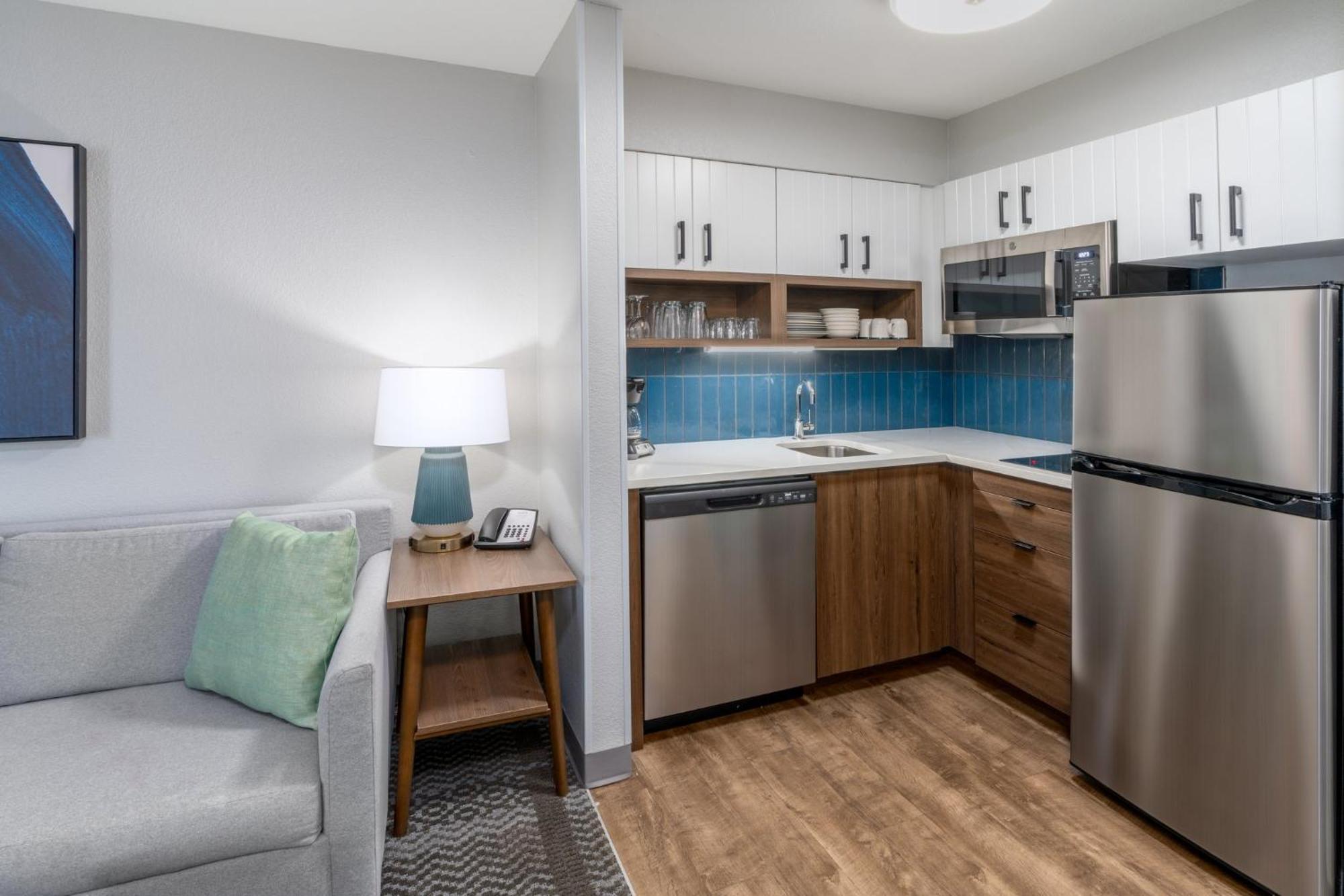 Deluxe Two-Bedroom Suite Three Queen Beds