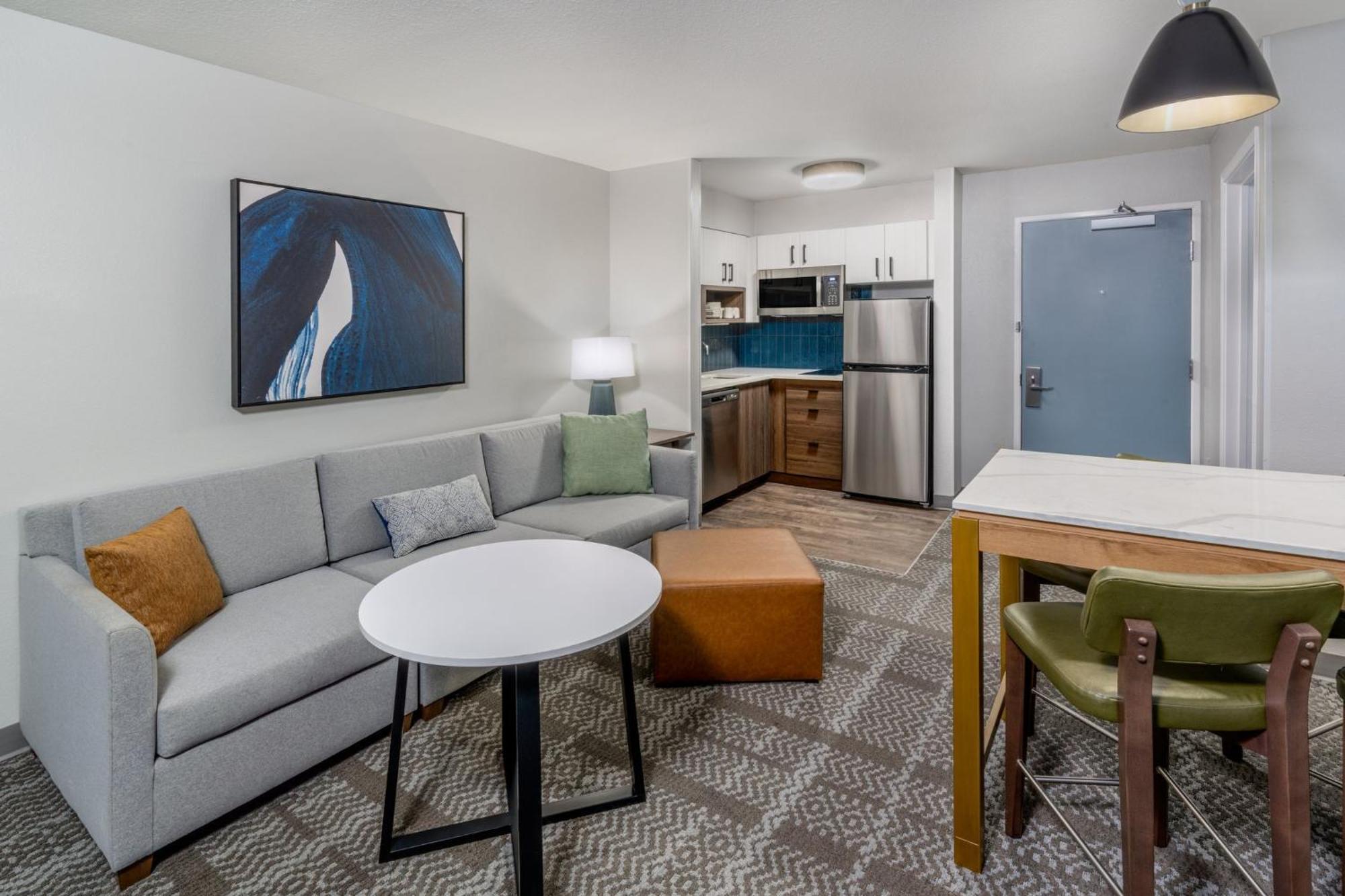 Deluxe Two-Bedroom Suite Three Queen Beds