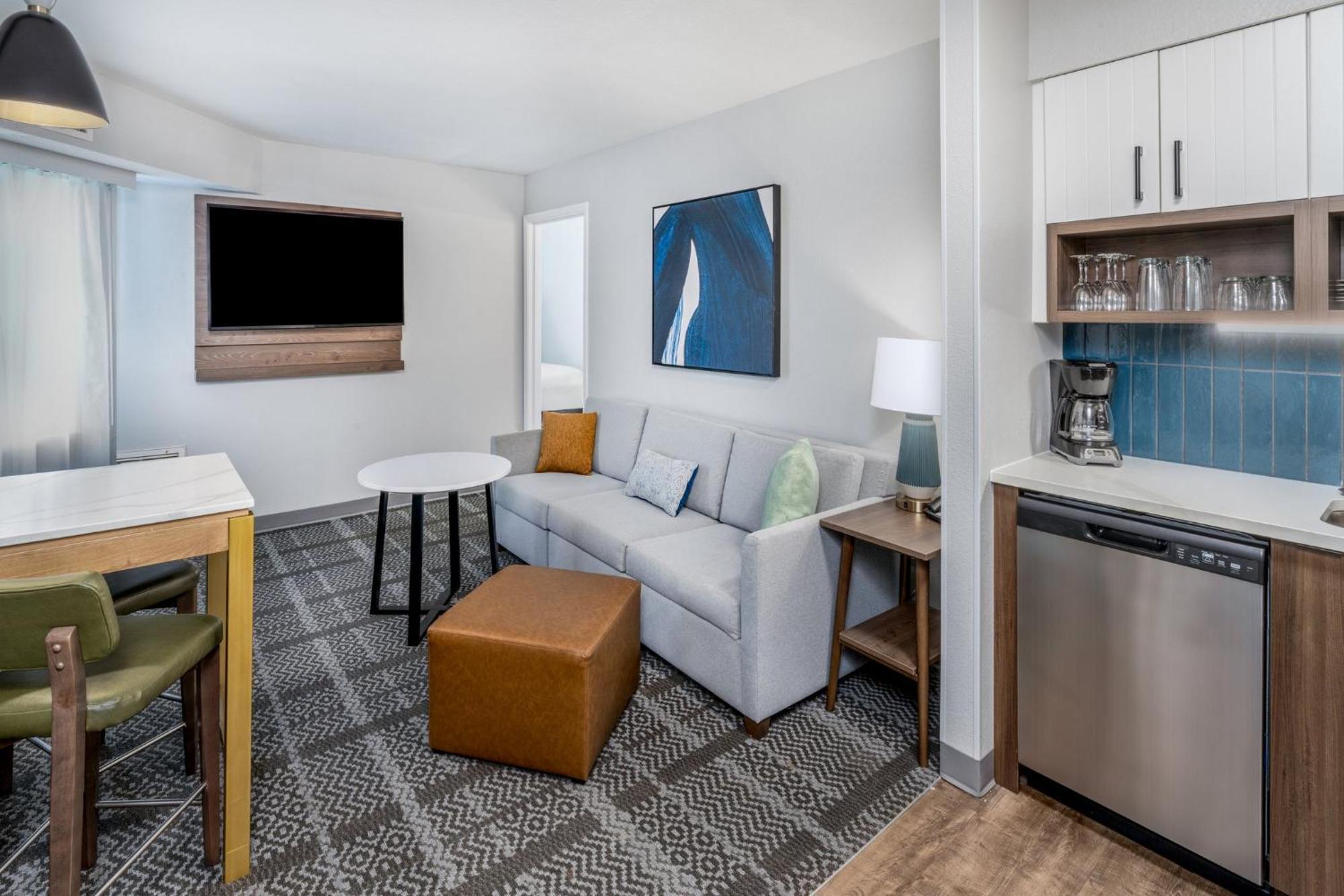 Deluxe Two-Bedroom Suite Three Queen Beds