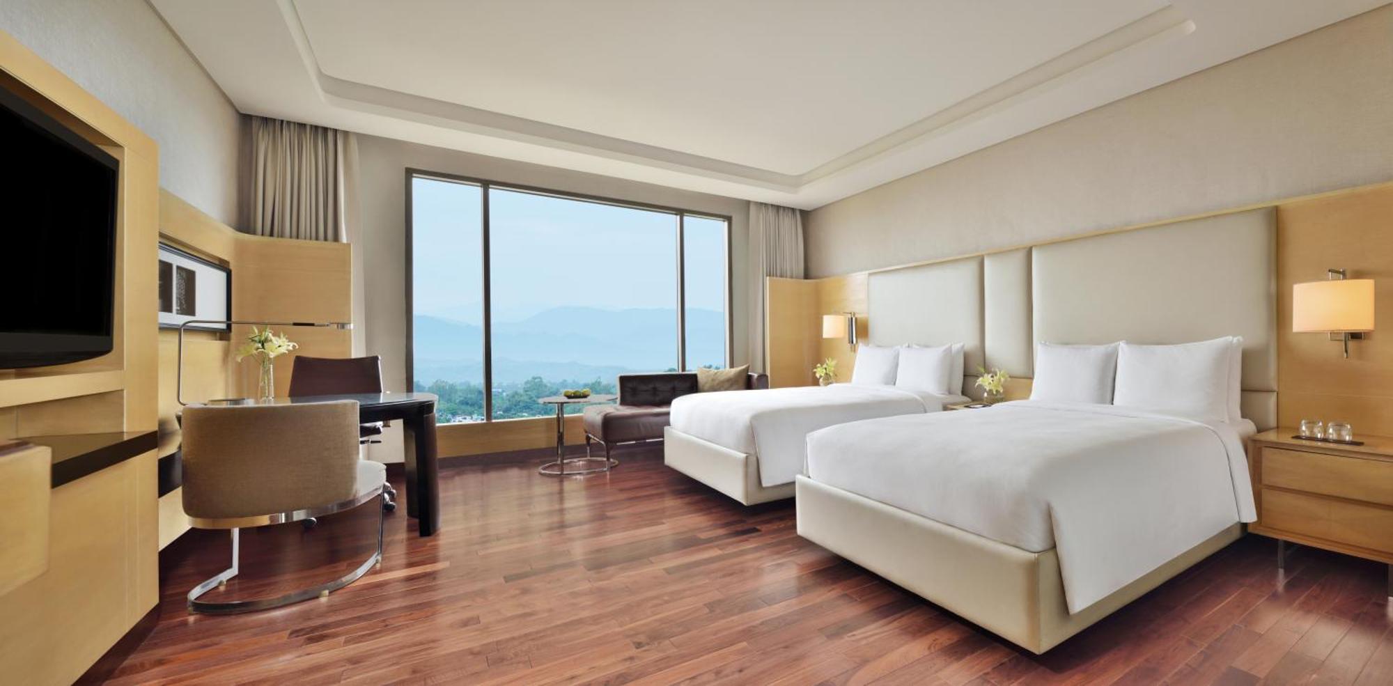 Deluxe Twin Room Bathtub & F&B at JW Café Saffron XO