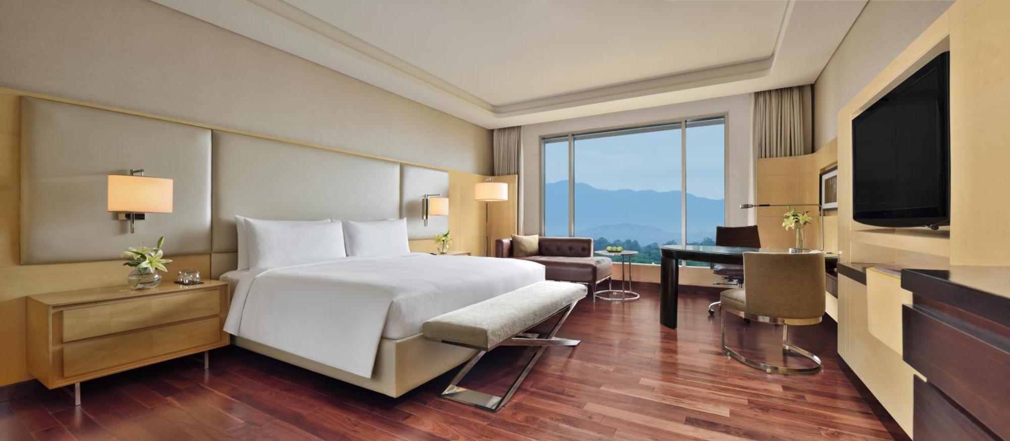 Deluxe King Room Bathtub & F&B at JW Café Saffron XO
