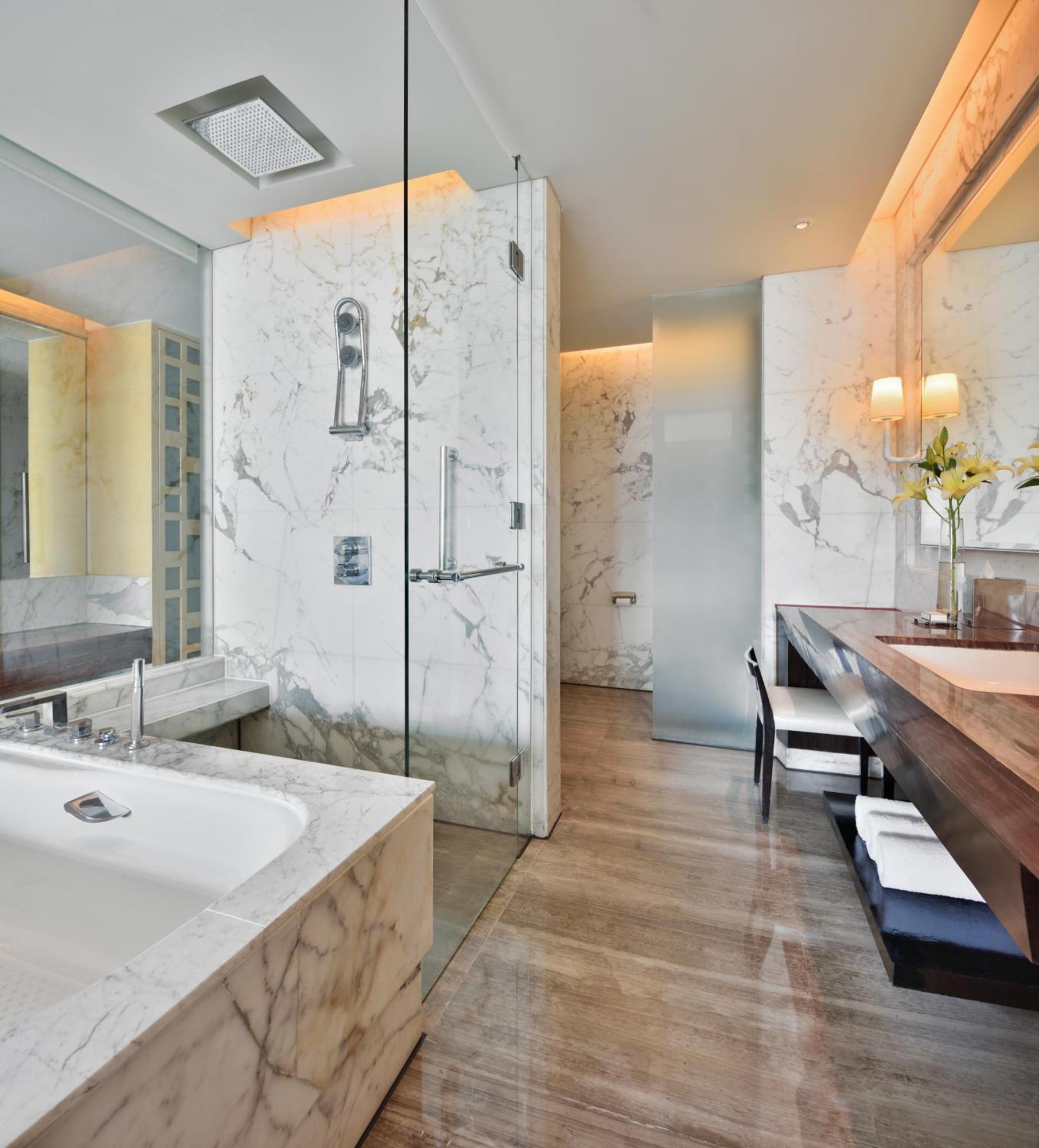 Deluxe King Room Bathtub & F&B at JW Café Saffron XO