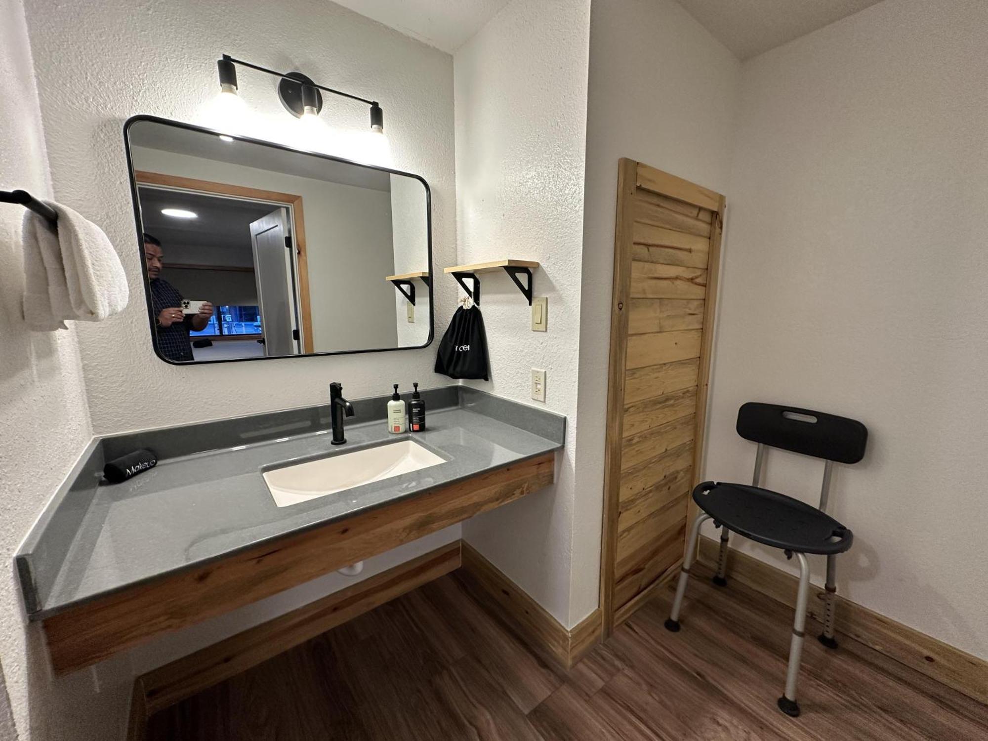 Large King Room Roll Shower Disability Access or Non-Smoking