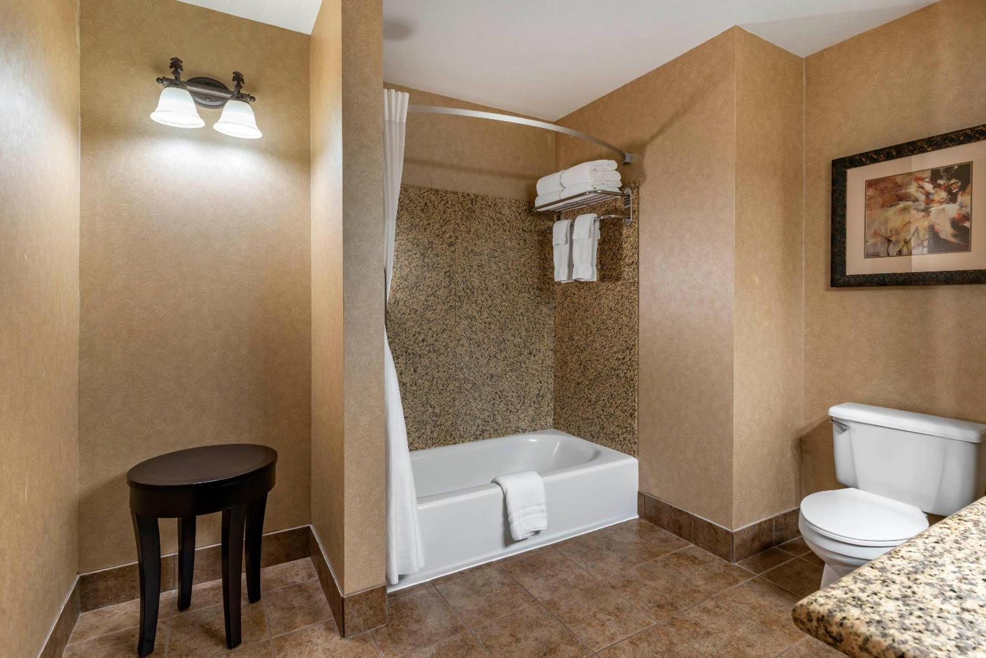 King Suite with Whirpool - Non-Smoking/No Pets