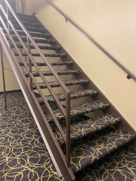 Queen Room Non-Smoking Stairs Access