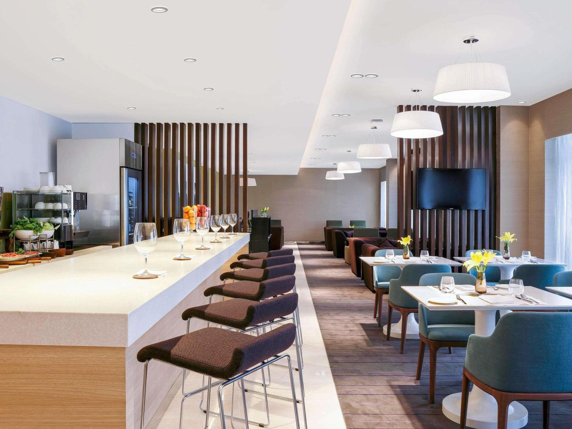 Superior King Room Lounge Access Cocktail Hours on F&B Laundry