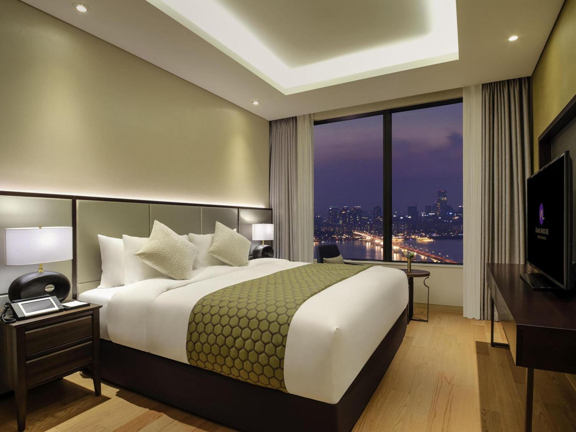 Deluxe One-Bedroom Suite