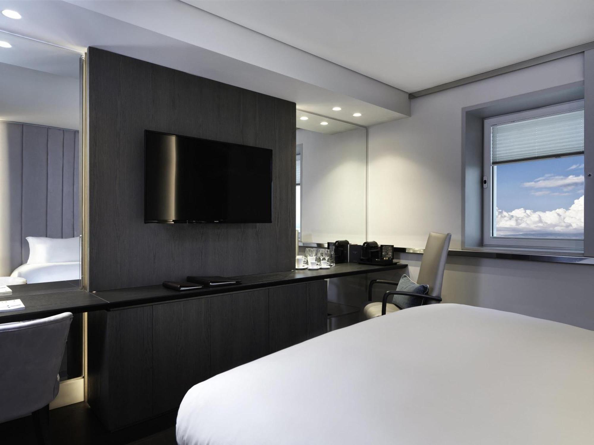 Club Luxury Queen Room Lounge Access,1771702893:JPEG