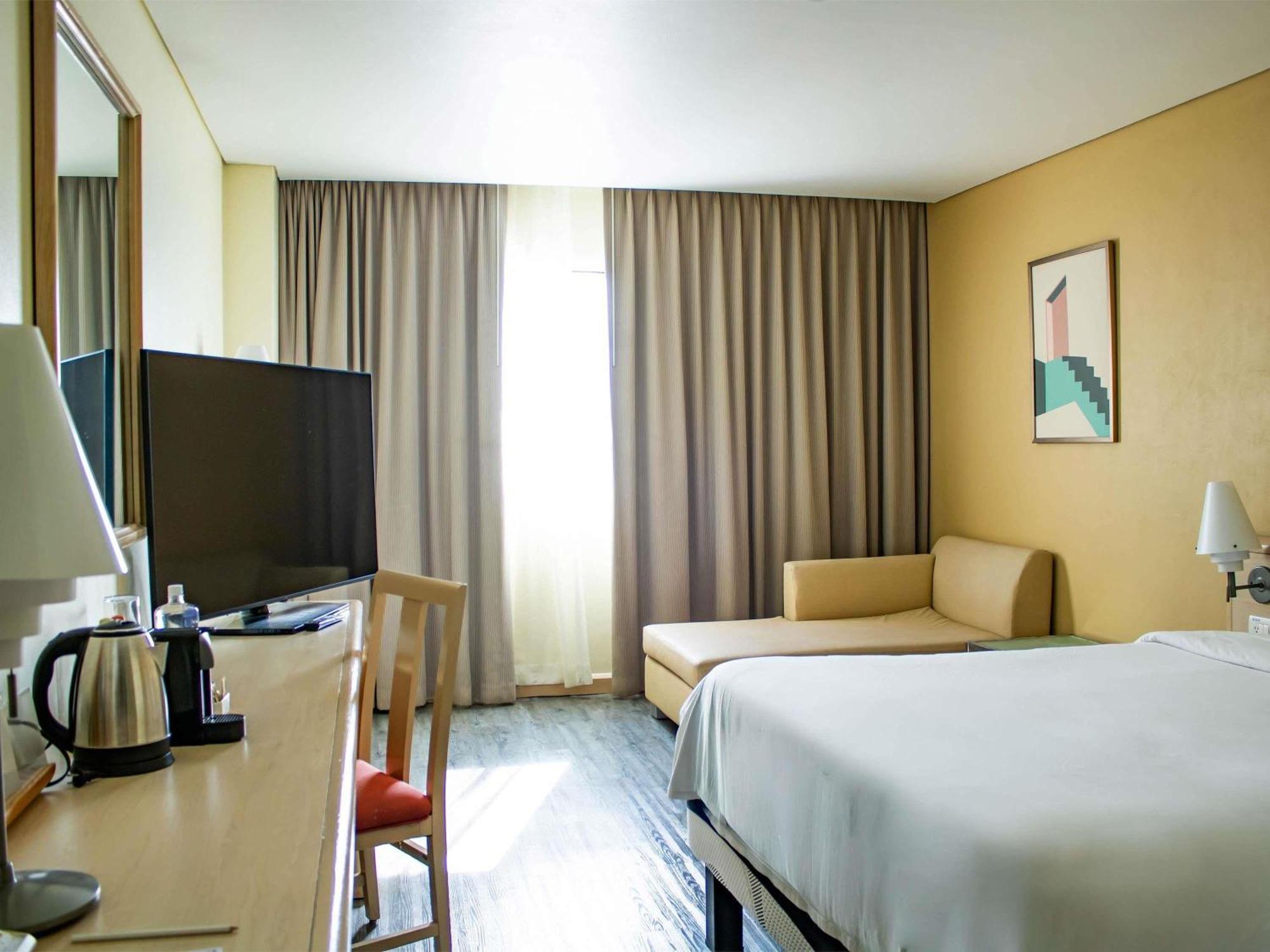 Standard Queen Room