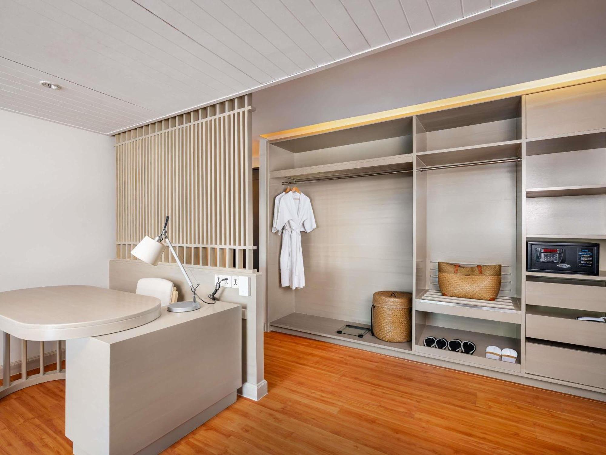Junior Suite Family King Bed Bunk Bed