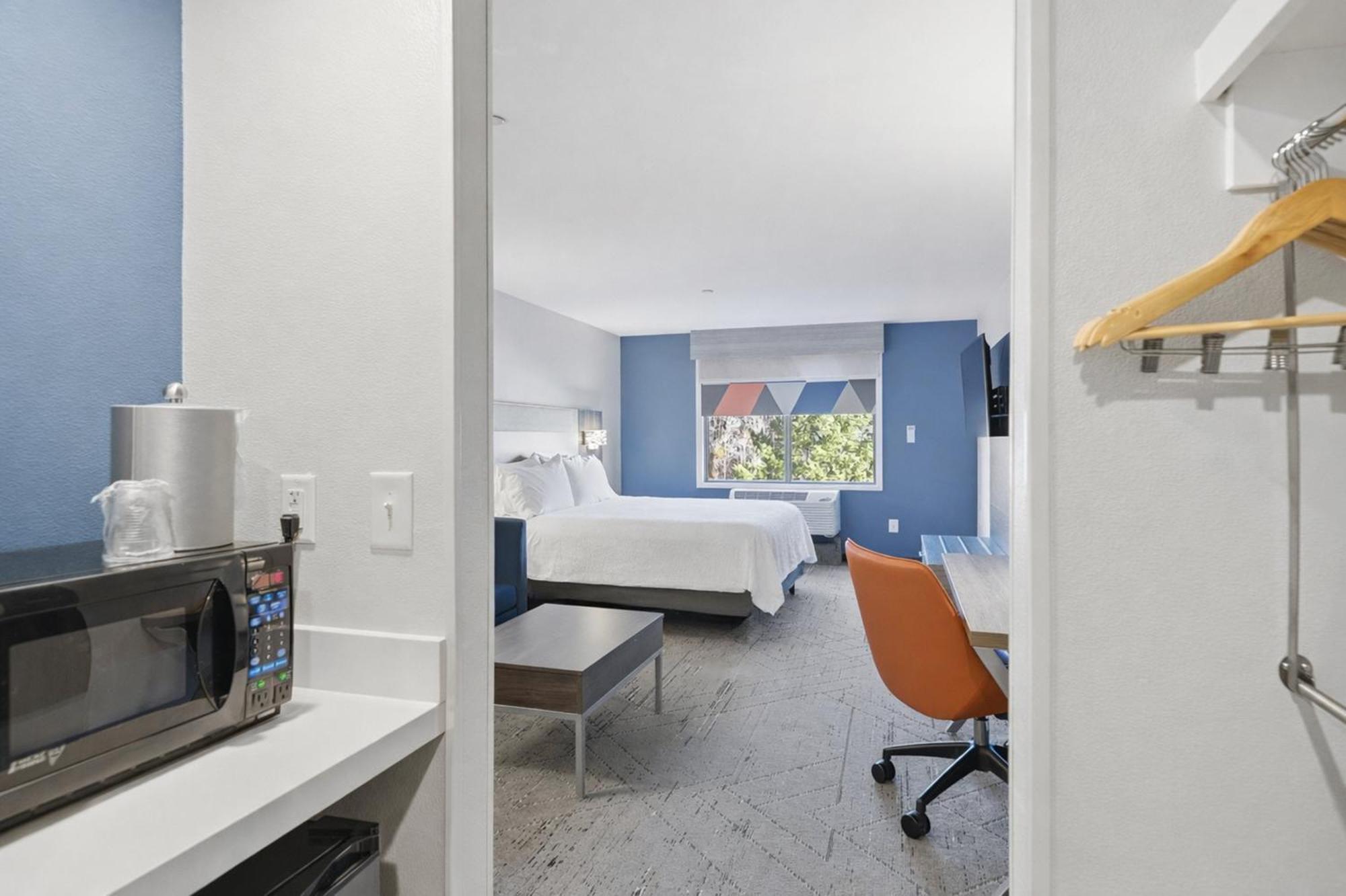 King Suite Communications Mobility Accessible Tub