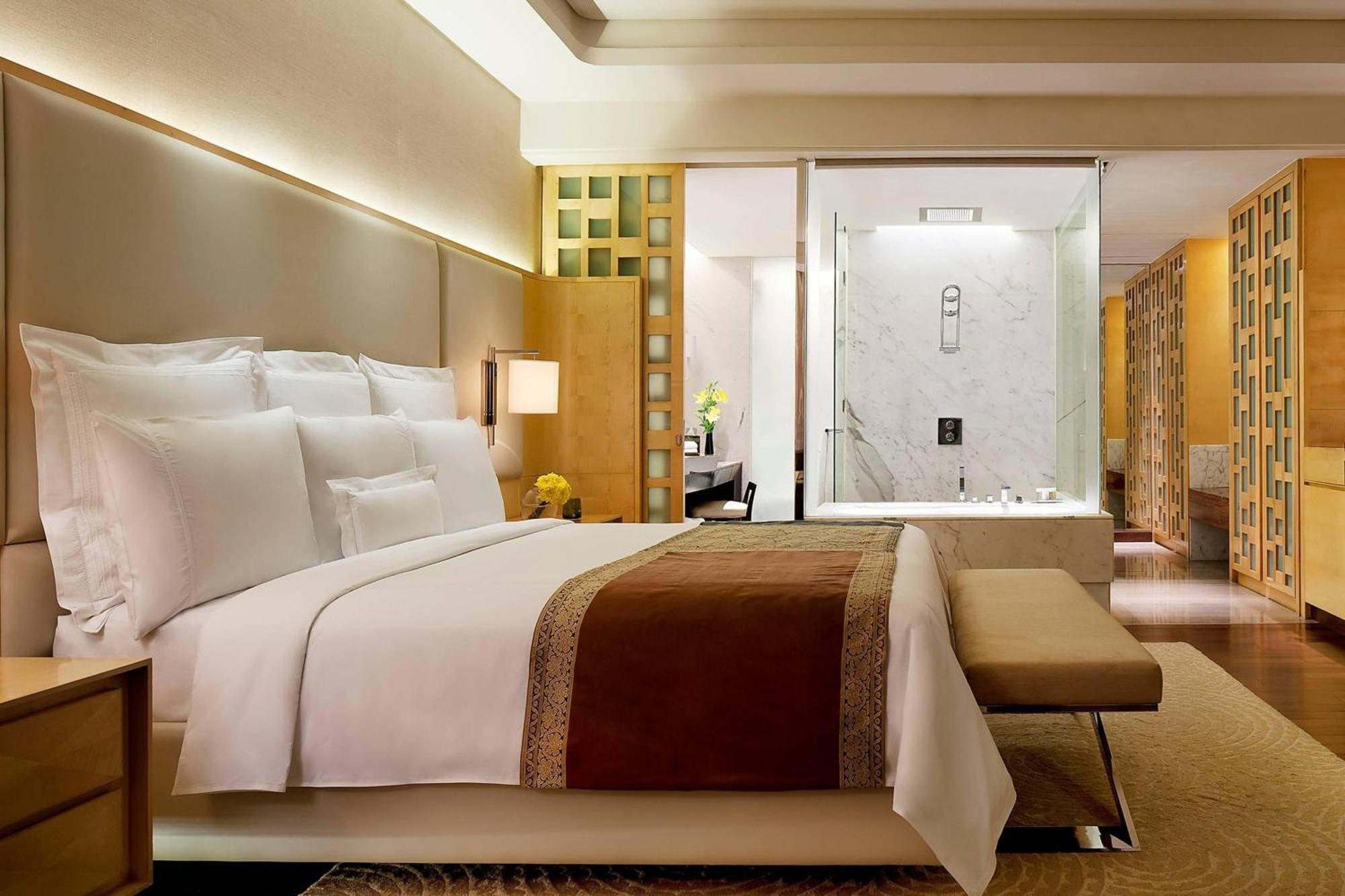 Deluxe King Room Bathtub & F&B at JW Café Saffron XO