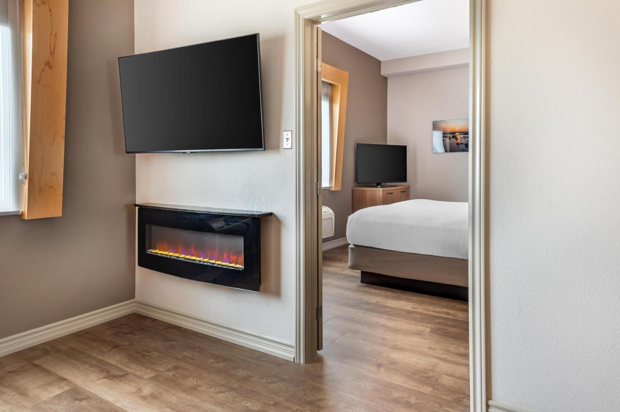 King Suite Sofa Bed Hot Tub Fireplace No View or Non-Smoking