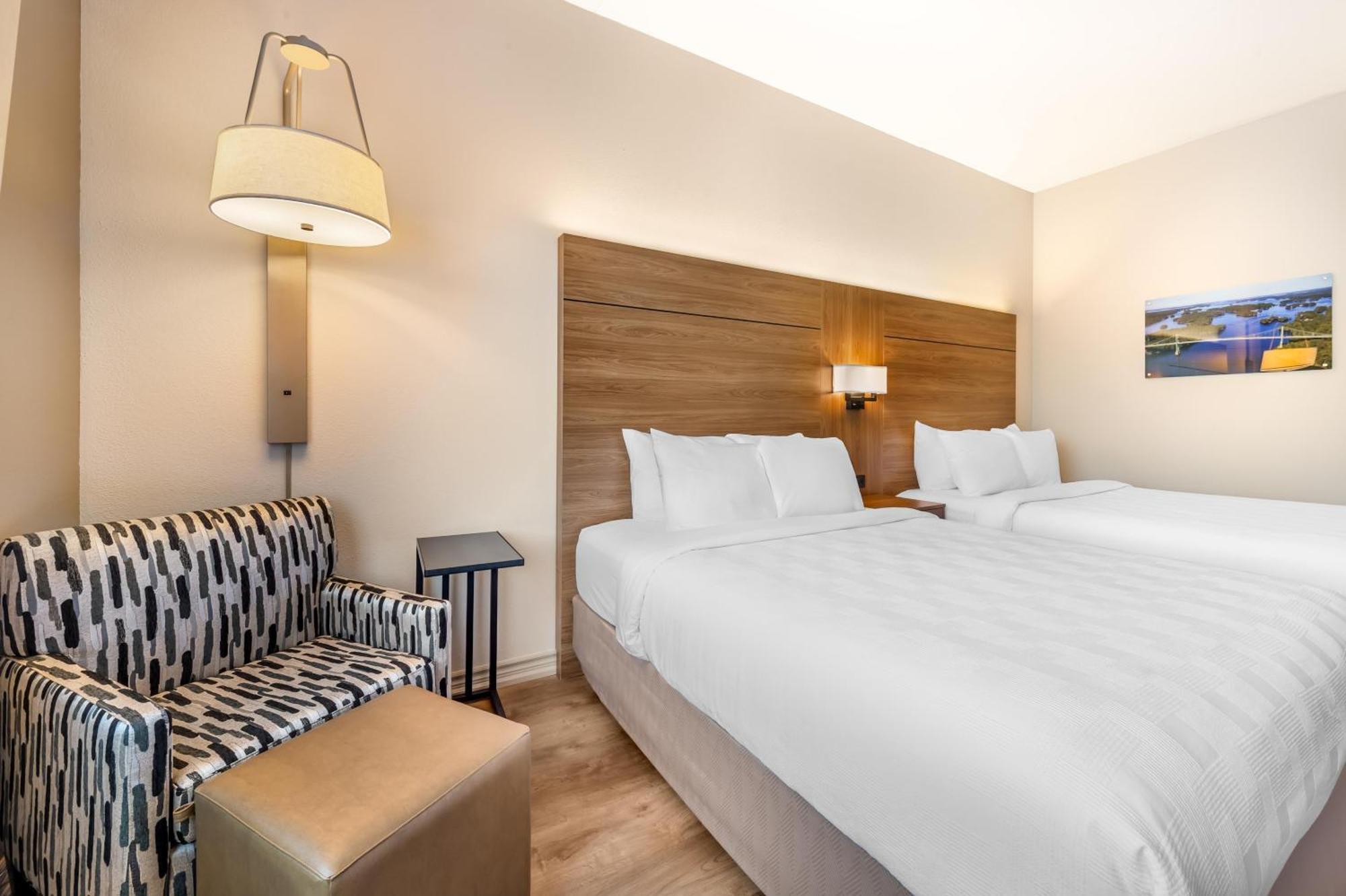 Queen Room Two Queen Beds Word Desk Non-Smoking