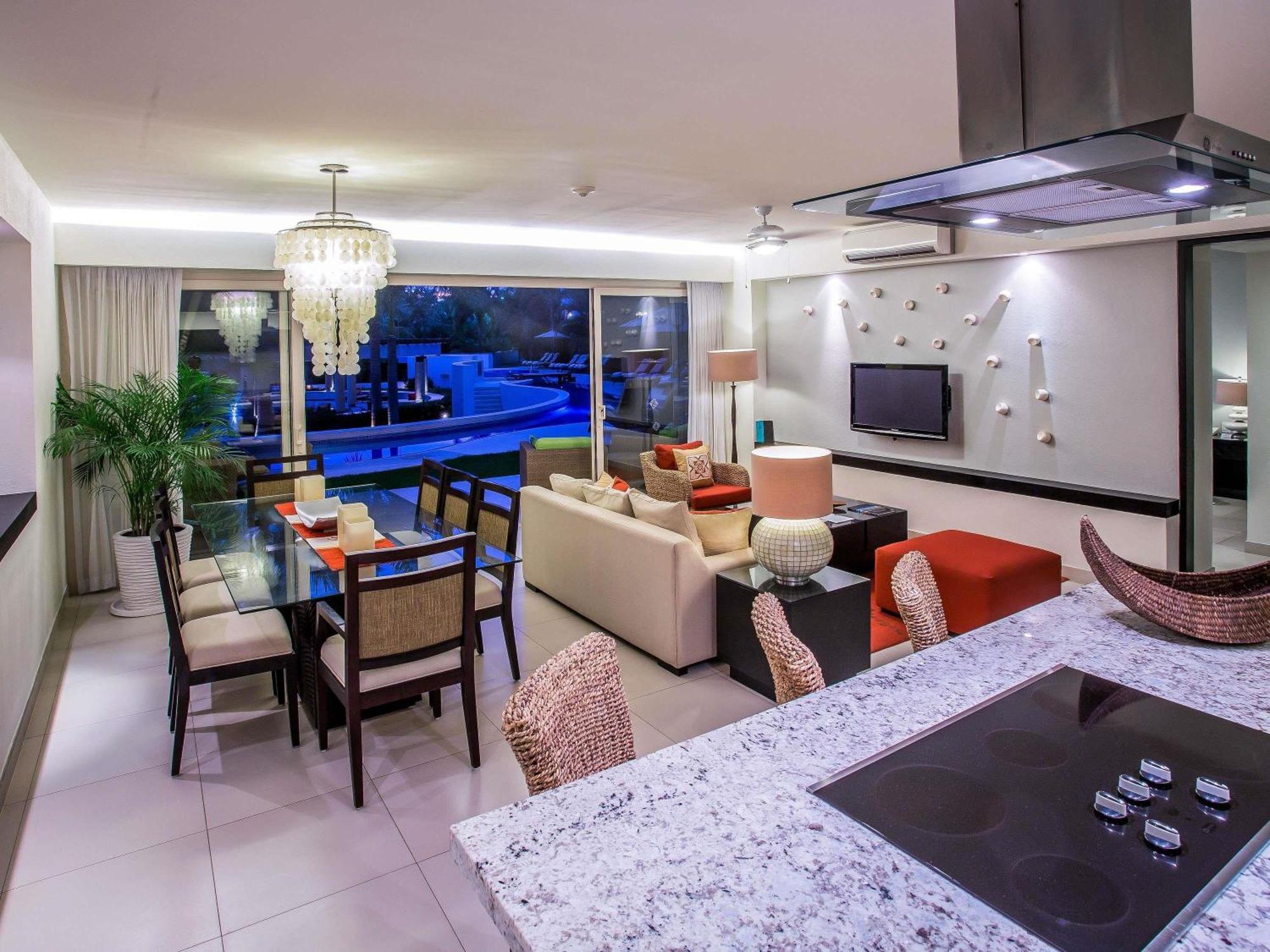 One-Bedroom King Room Terrace Kitchen