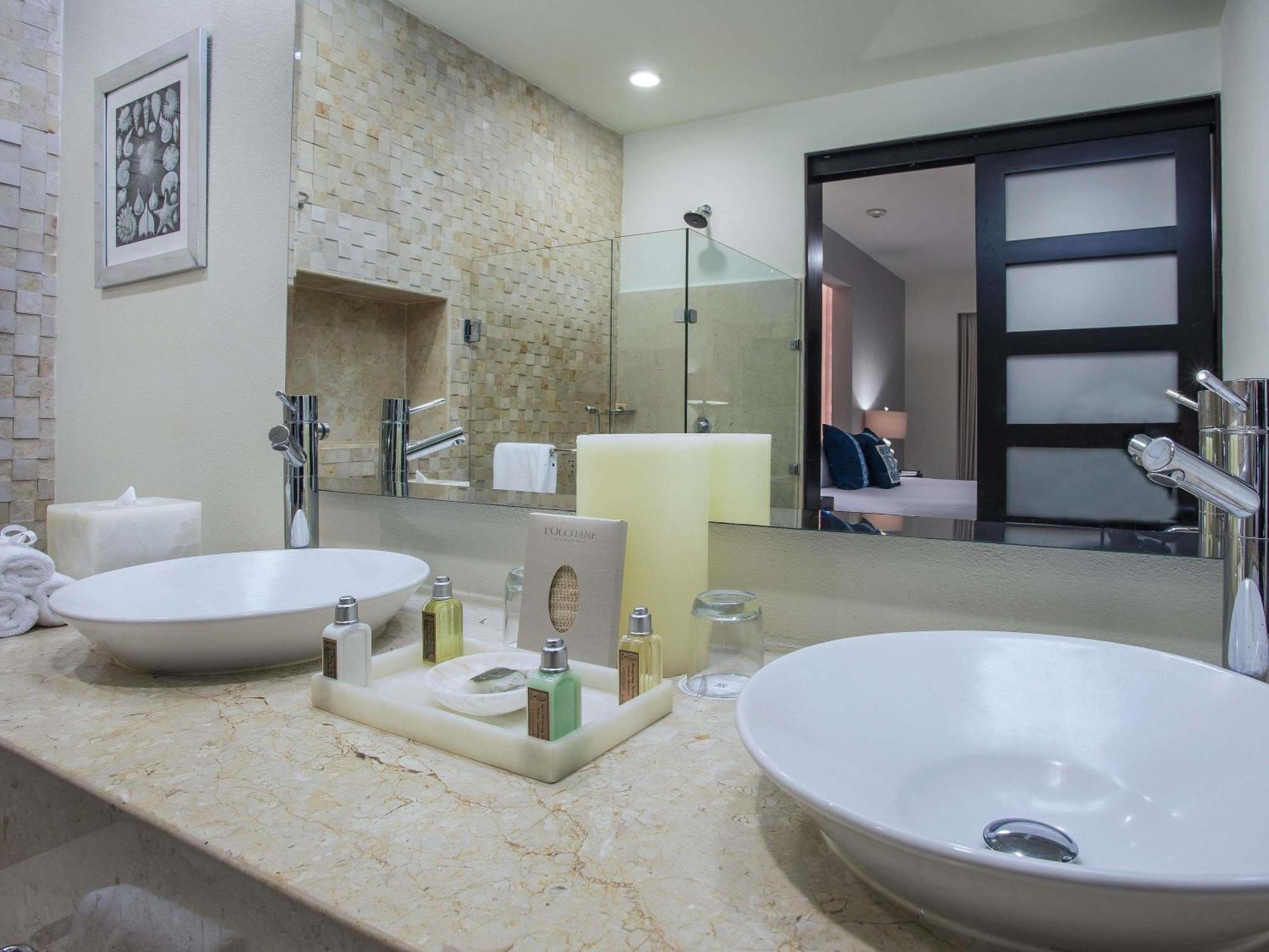 One-Bedroom King Room Two Double Beds Balcony or Terrace Kitchen