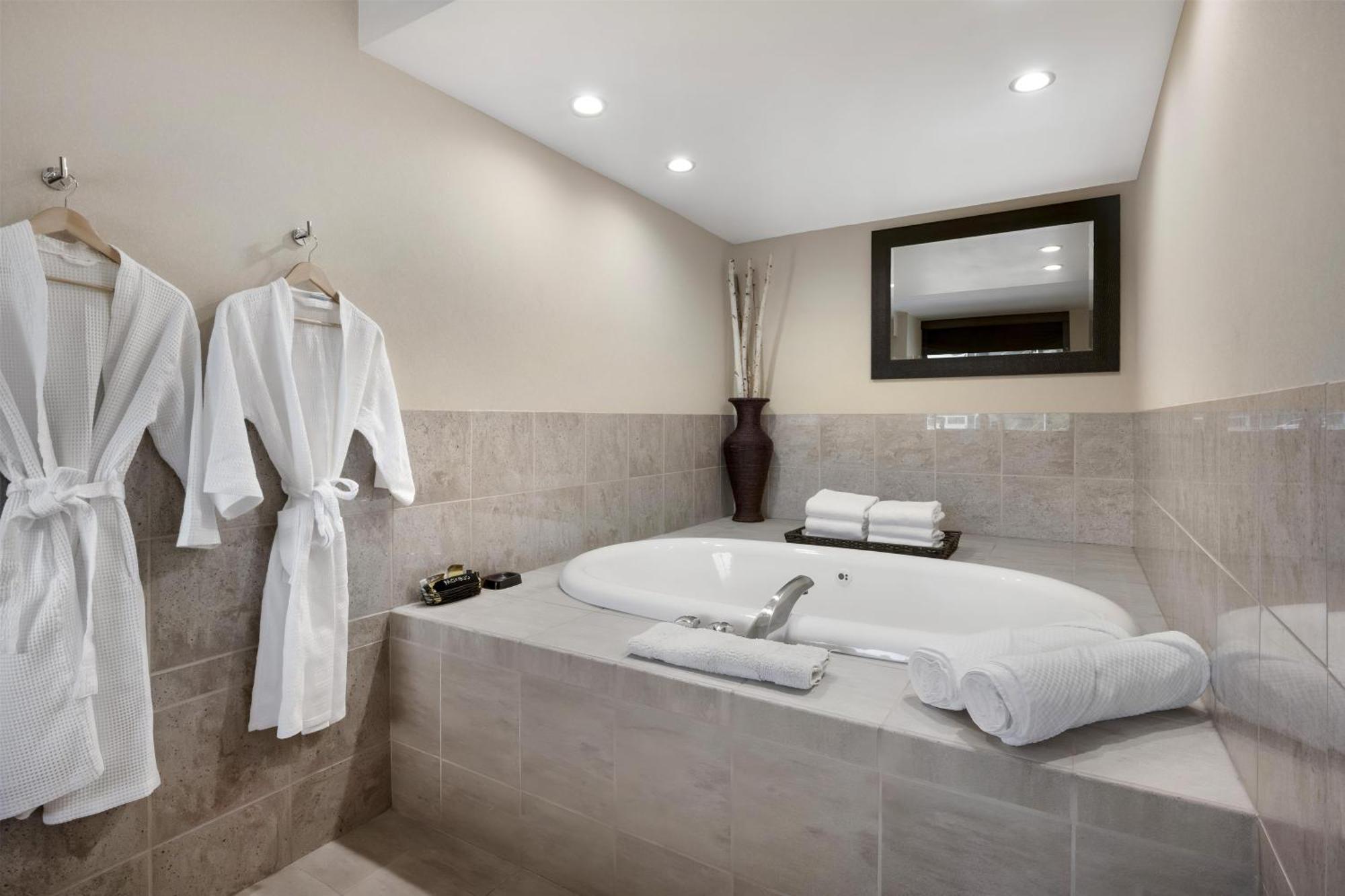 King Suite One King Bed Whirlpool Non smoking
