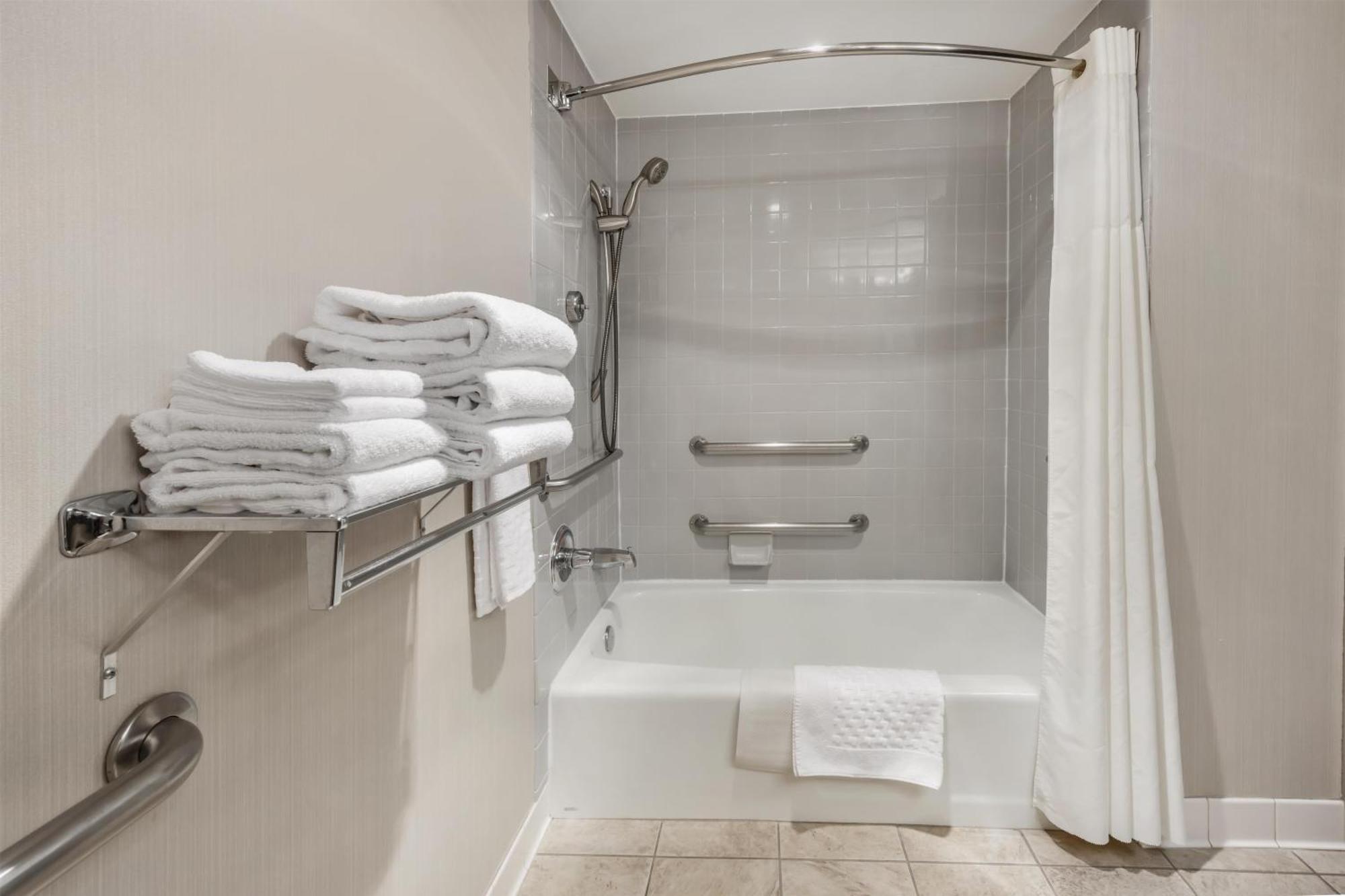 King Room Bath Tub Mobility Accessible or Non-Smoking