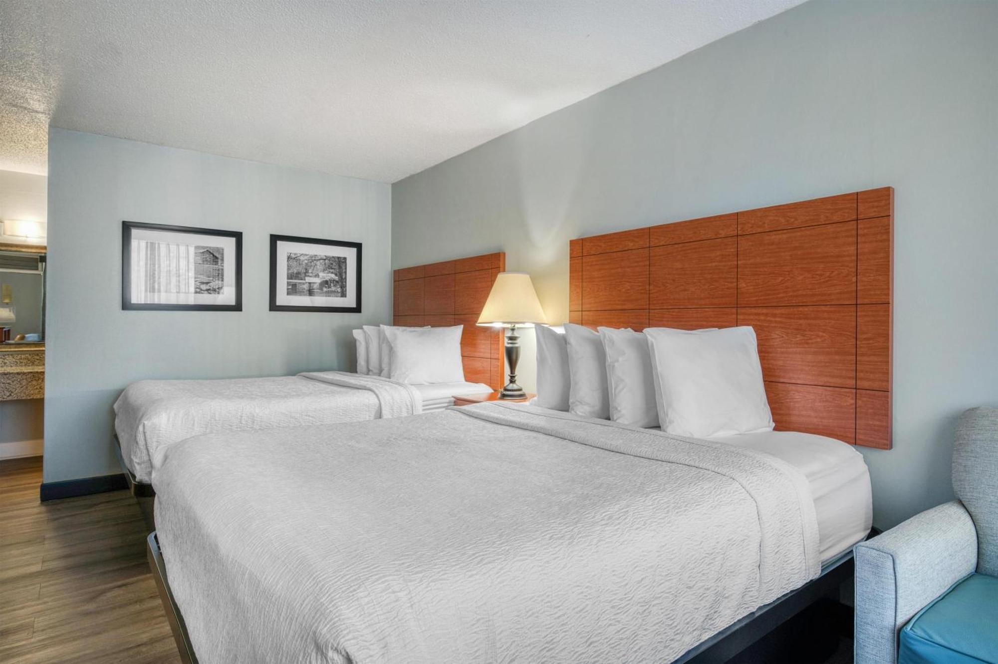 Queen Room Two Queen Beds Pet-Friendly or Non-Smoking