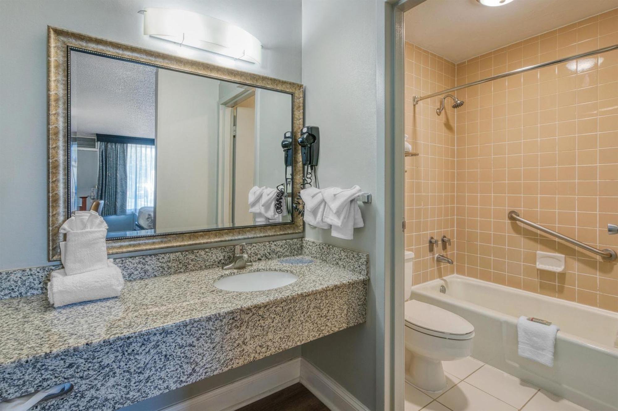Queen Room Two Queen Beds Pet-Friendly or Non-Smoking