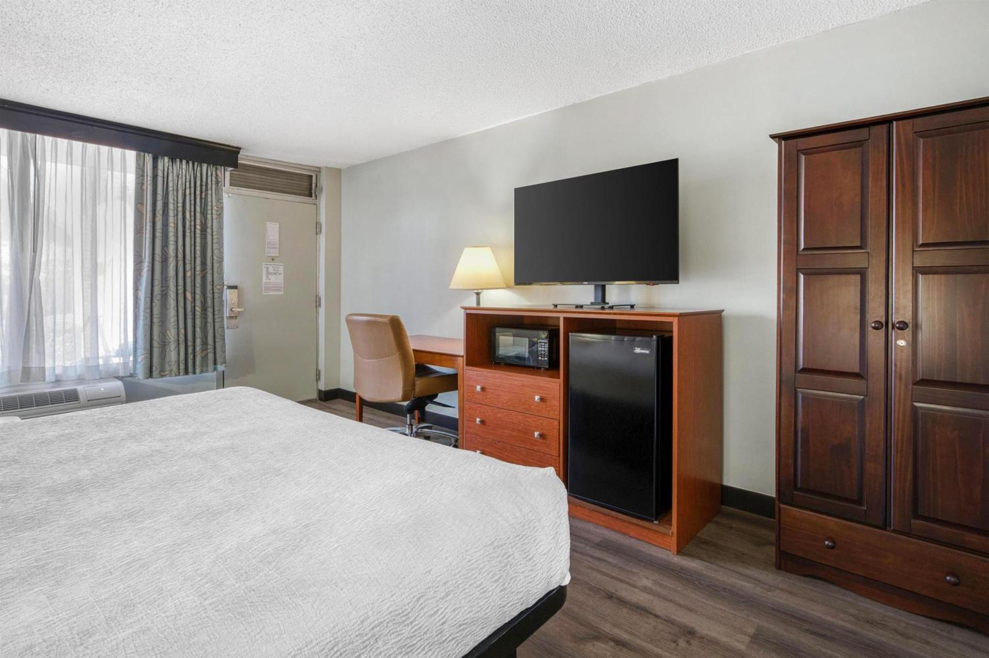 King Room Walk Shower Disability Access or Pet Friendly or Non-Smoking