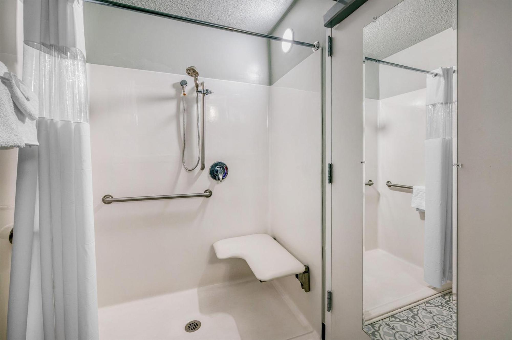 King Room Walk Shower Disability Access or Pet Friendly or Non-Smoking