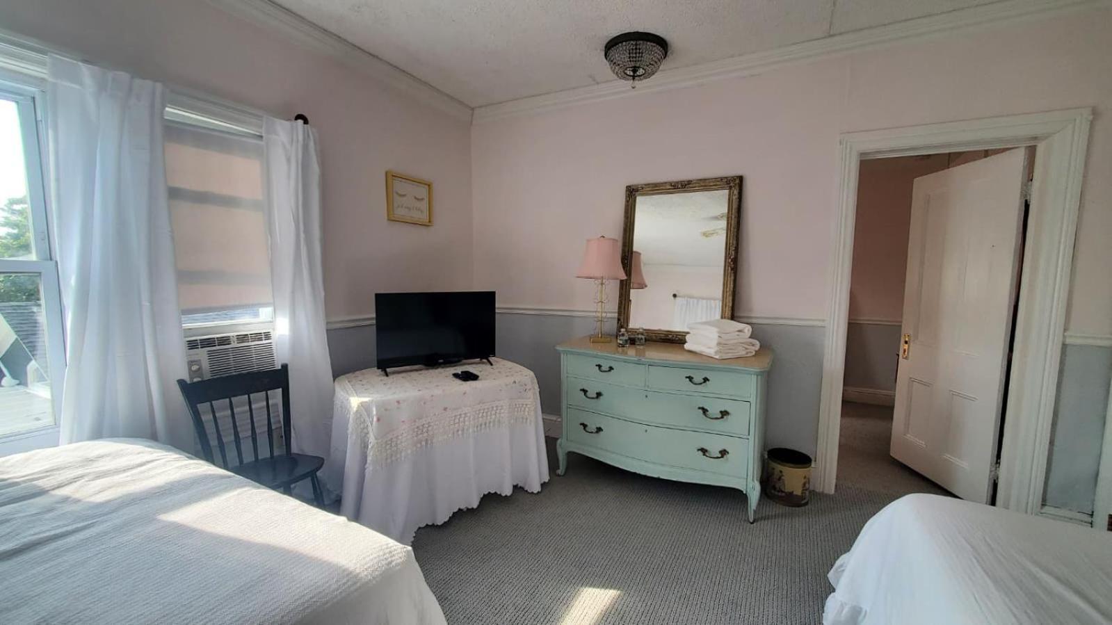 Deluxe Queen Suite