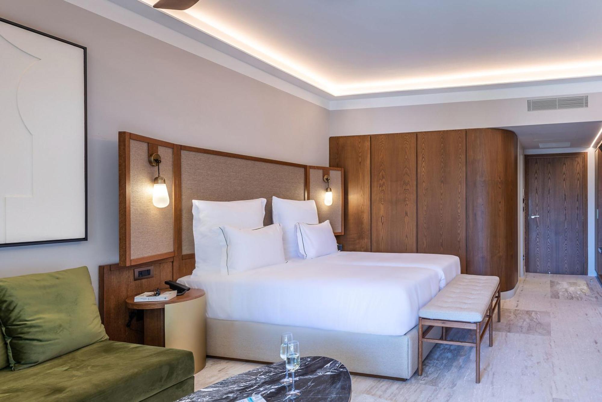 King Tropical Open Plan Suite Shared Pool