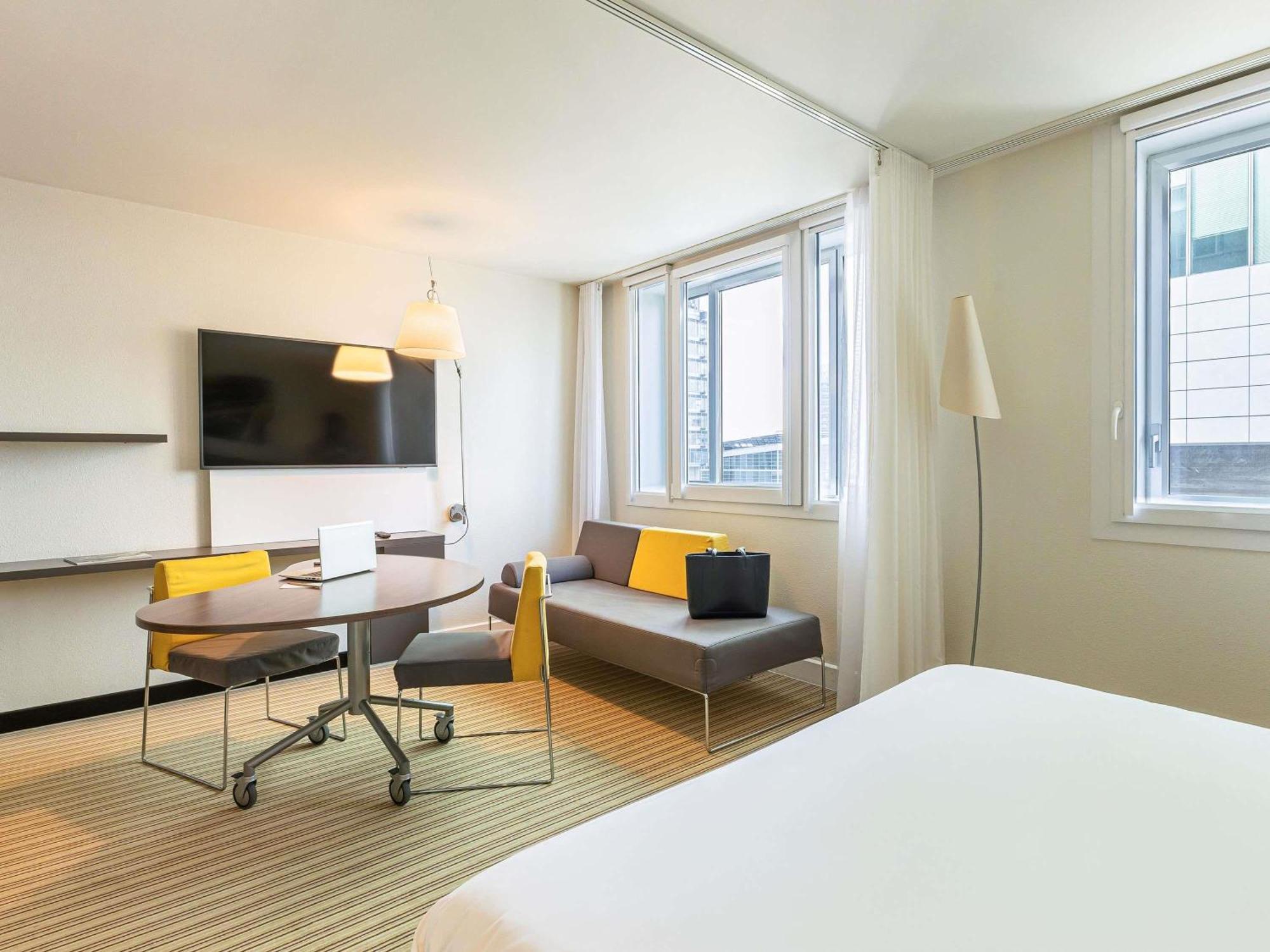 Queen-Size Bed Suite Single Bed