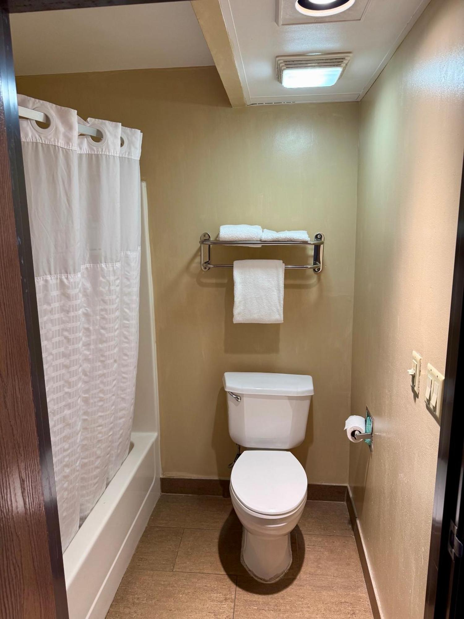 Queen Room - Disability Access/Non-Smoking