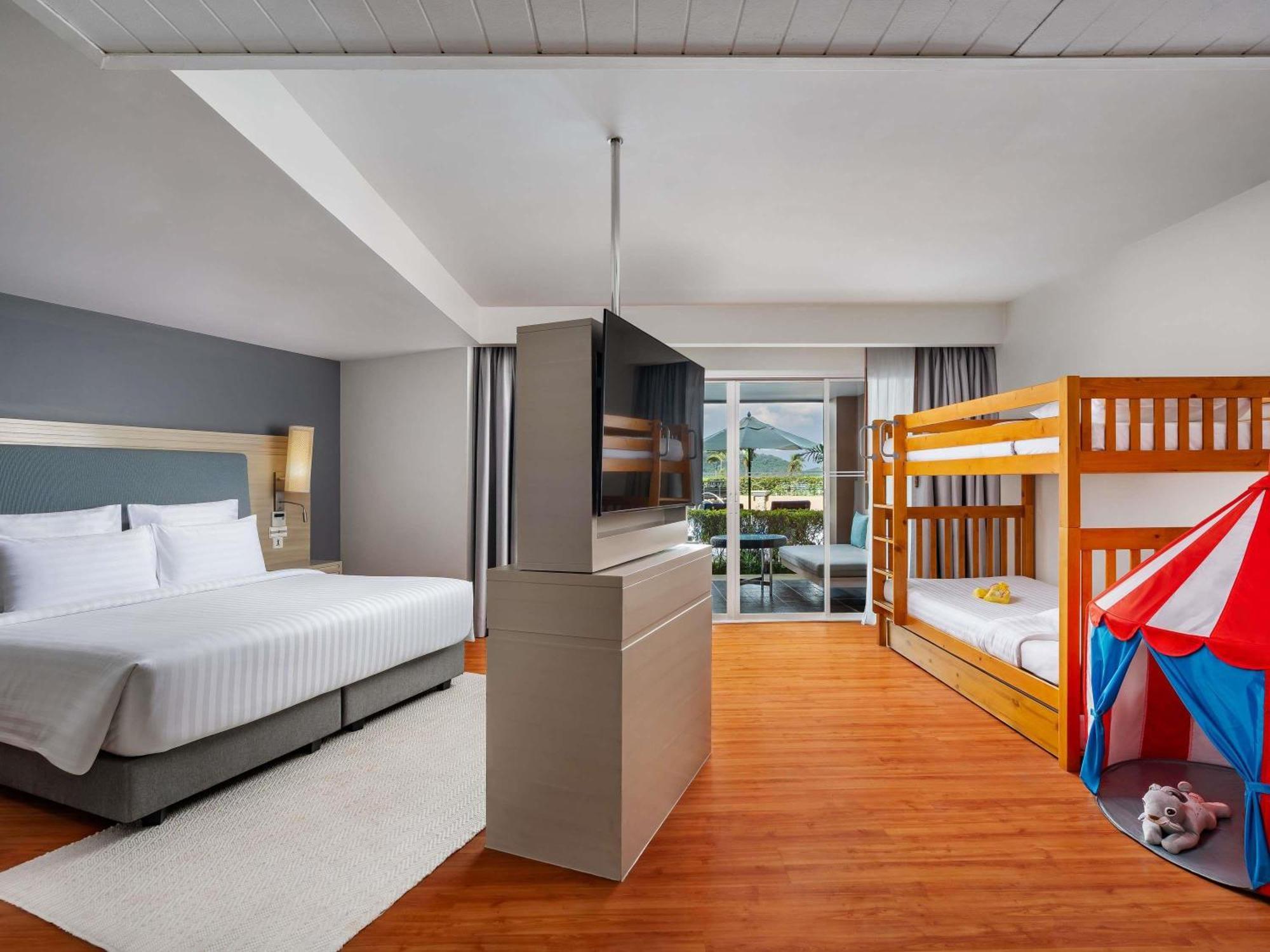 Junior Suite Family King Bed Bunk Bed