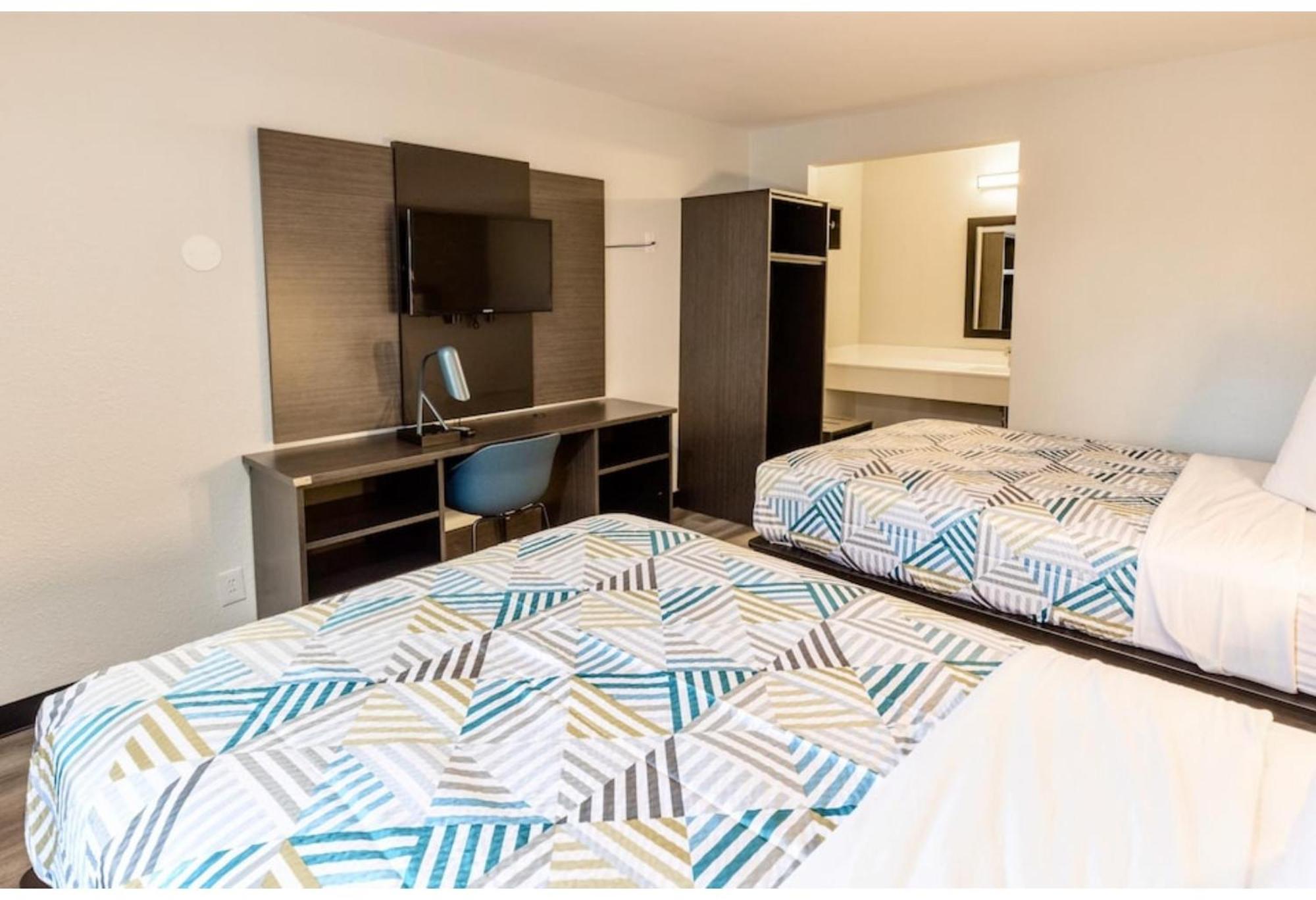 2 Full Beds Smoking Microwave or Fridge Flat screen TV