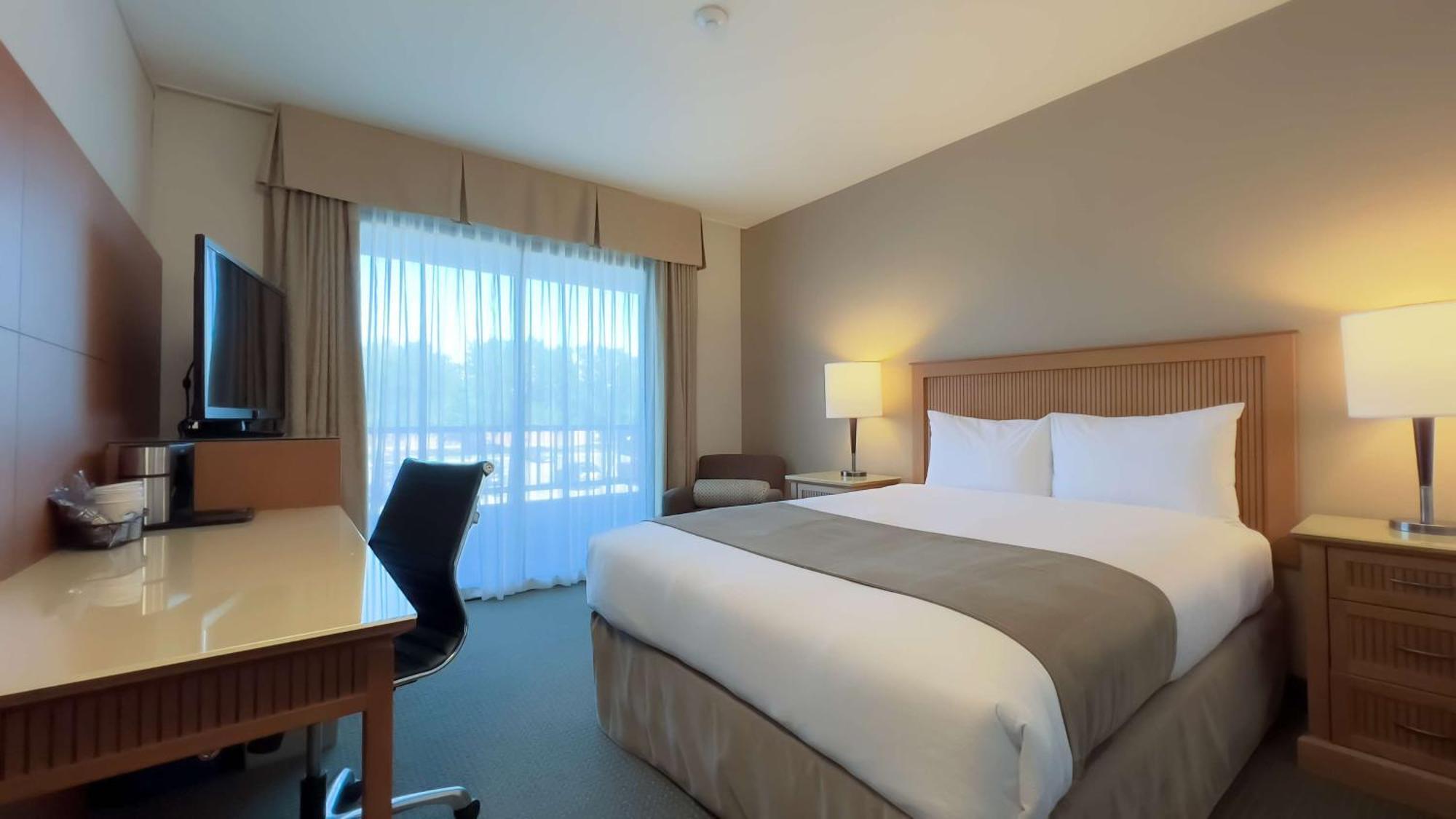 Coast Comfort Room One Queen Bed