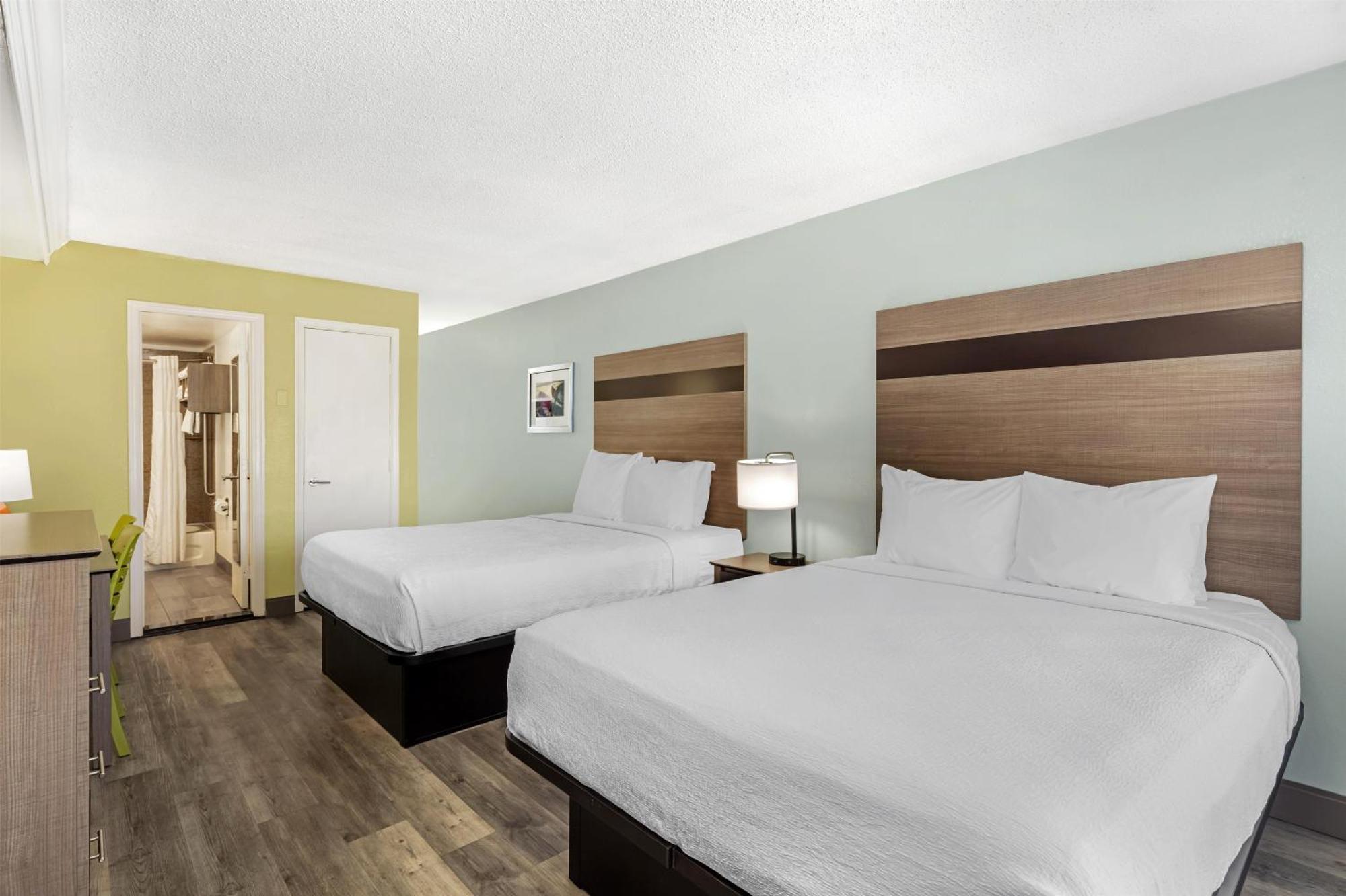 Queen Room Two Queen Beds Kitchen Pet Friendly or Non-Smoking