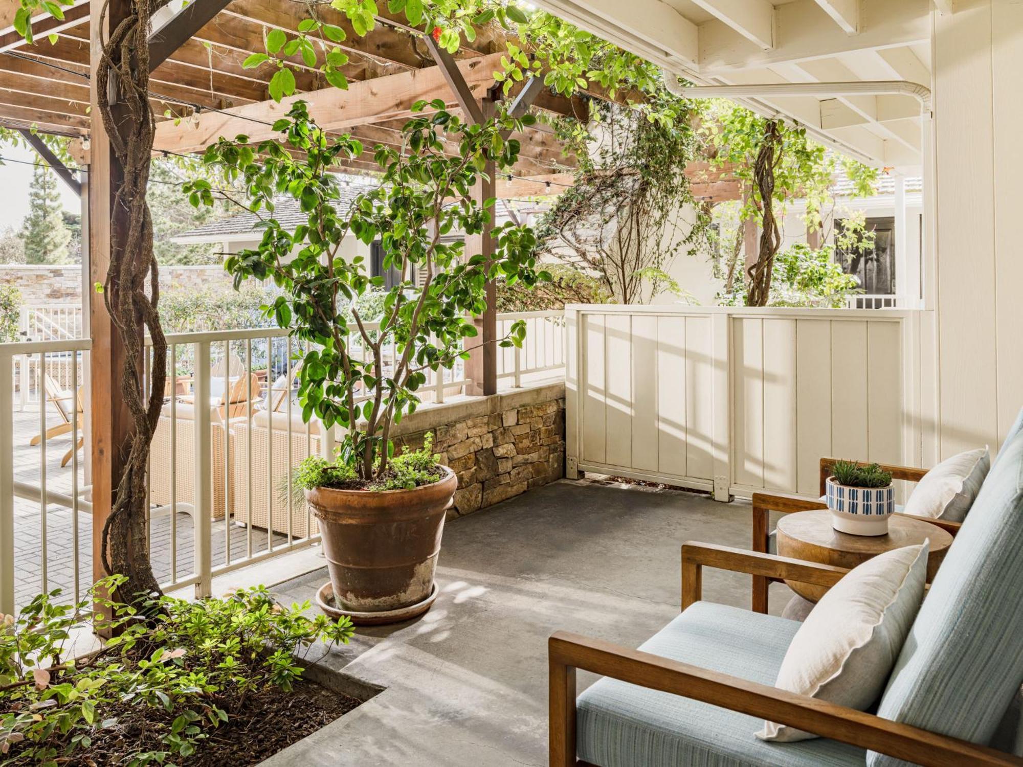Fireplace Courtyard King