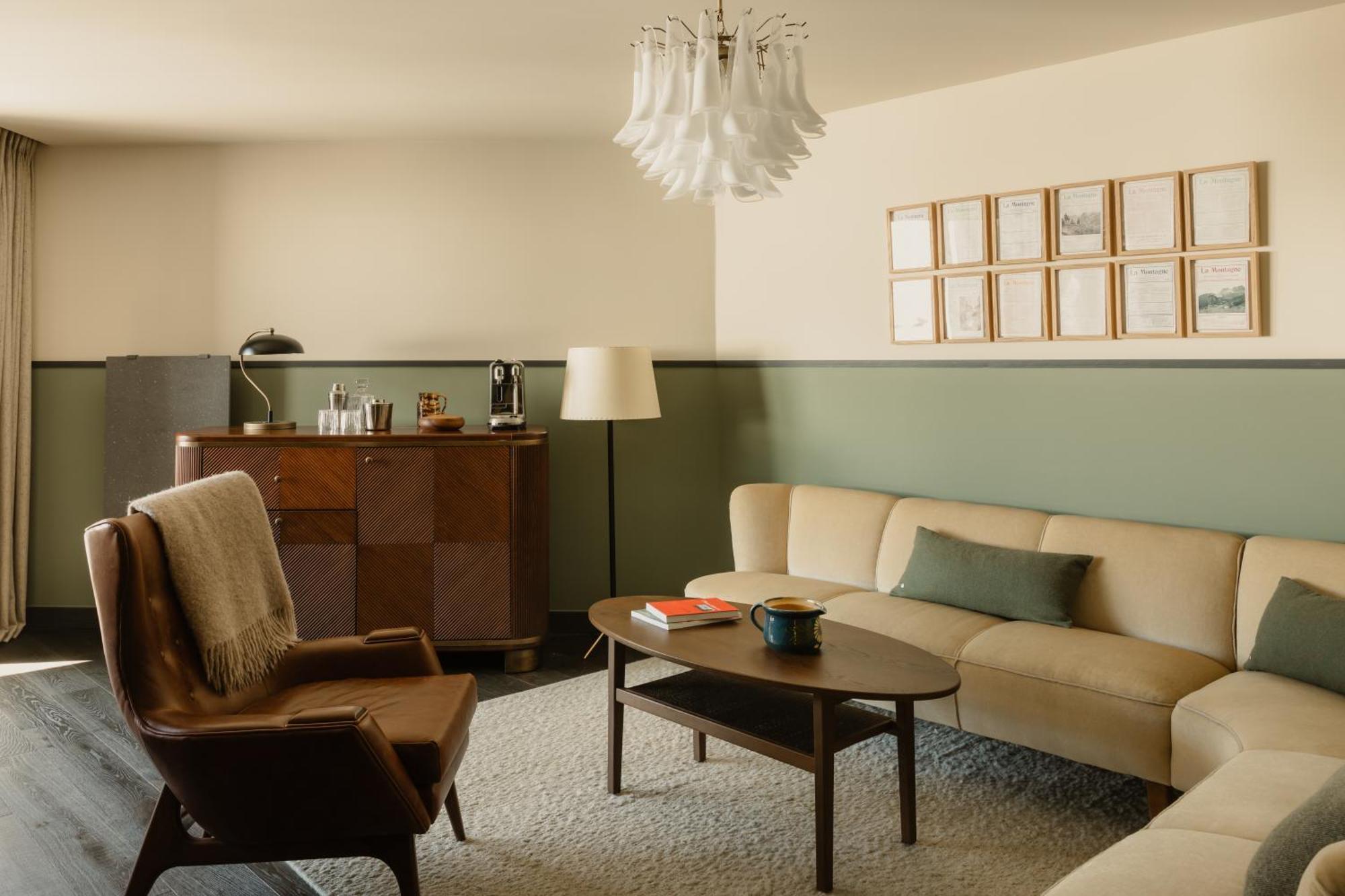 Privilege Family Room Village View