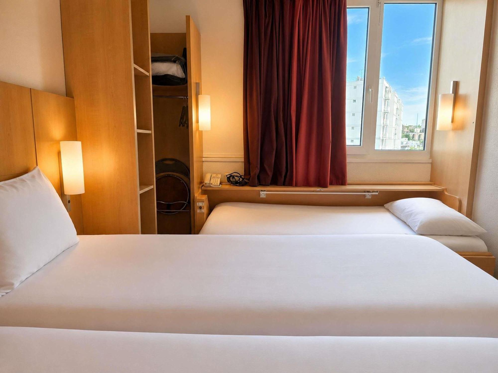 Standard Room 2 singles bed bed