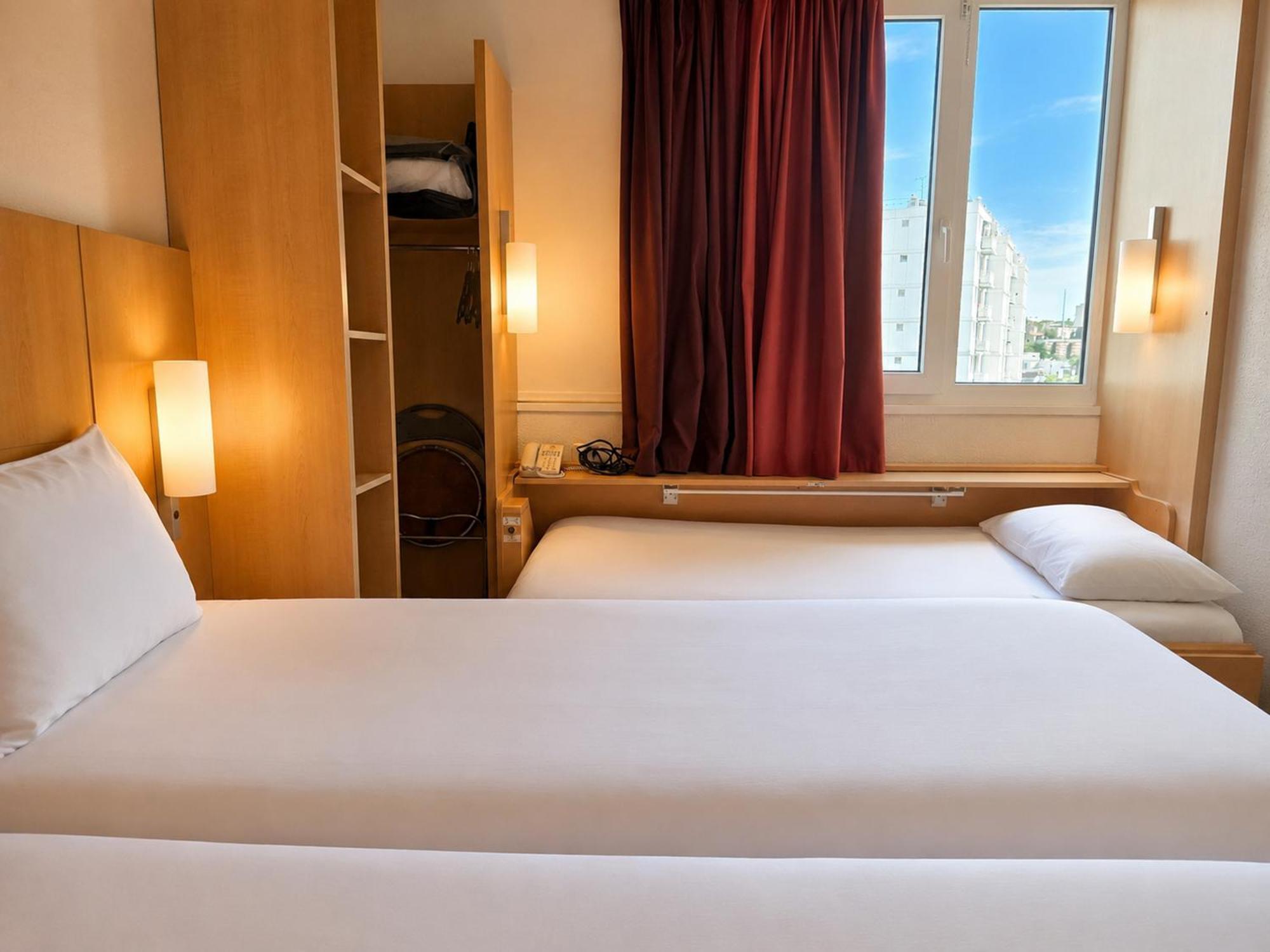 Standard Room 2 singles bed bed