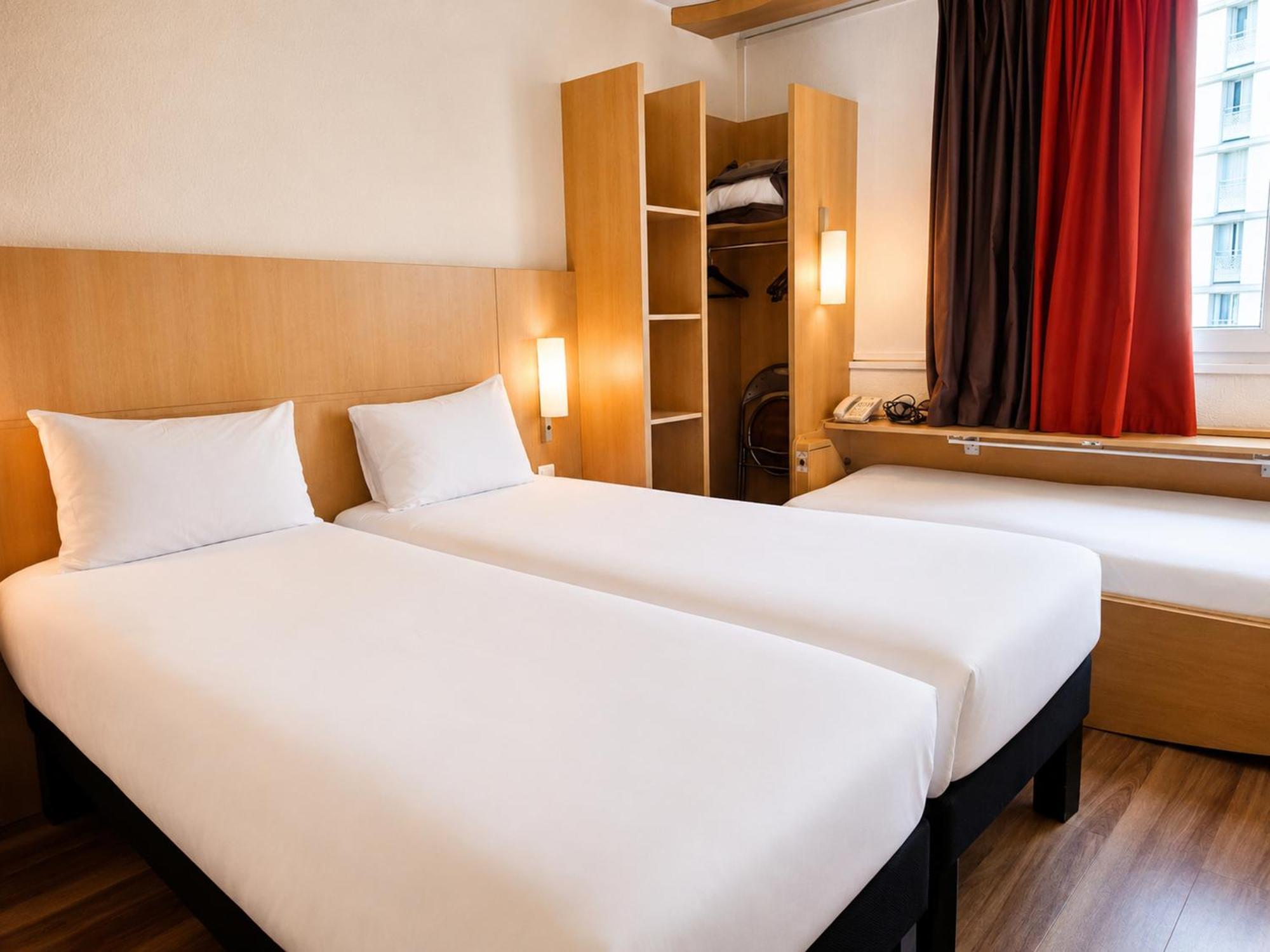 Standard Room 2 singles bed bed